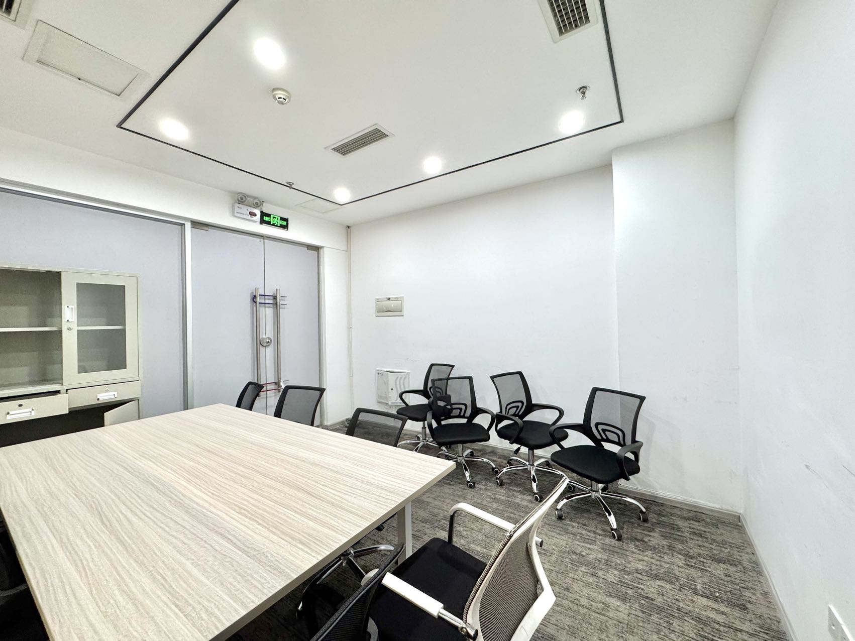 环球中心地铁口区 4隔间24工位 朝内带阳台 报价含物业费 环球中心办公室出租