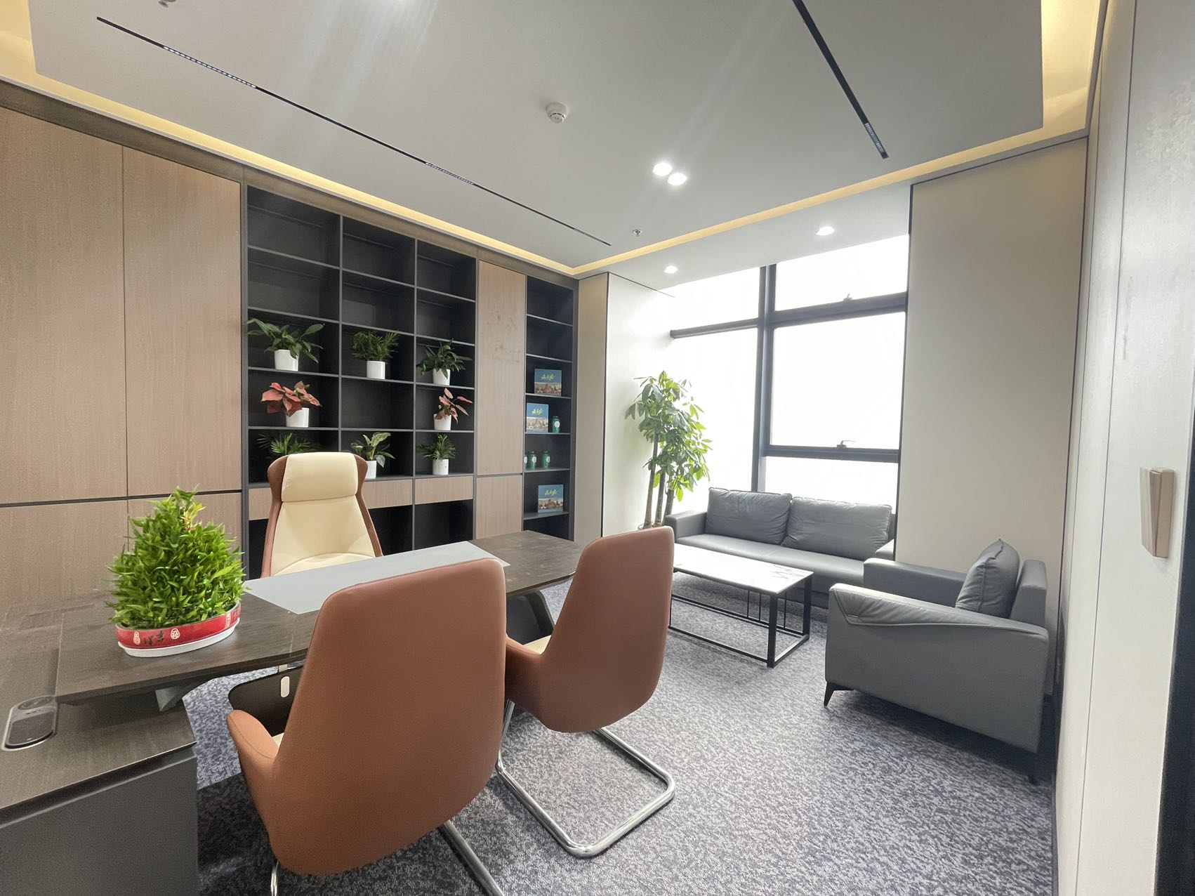 距理工大学一个站 甲级整栋运营写字楼 538平方 7隔间40工位 地铁口 24小时空调 龙腾广场办公室出租