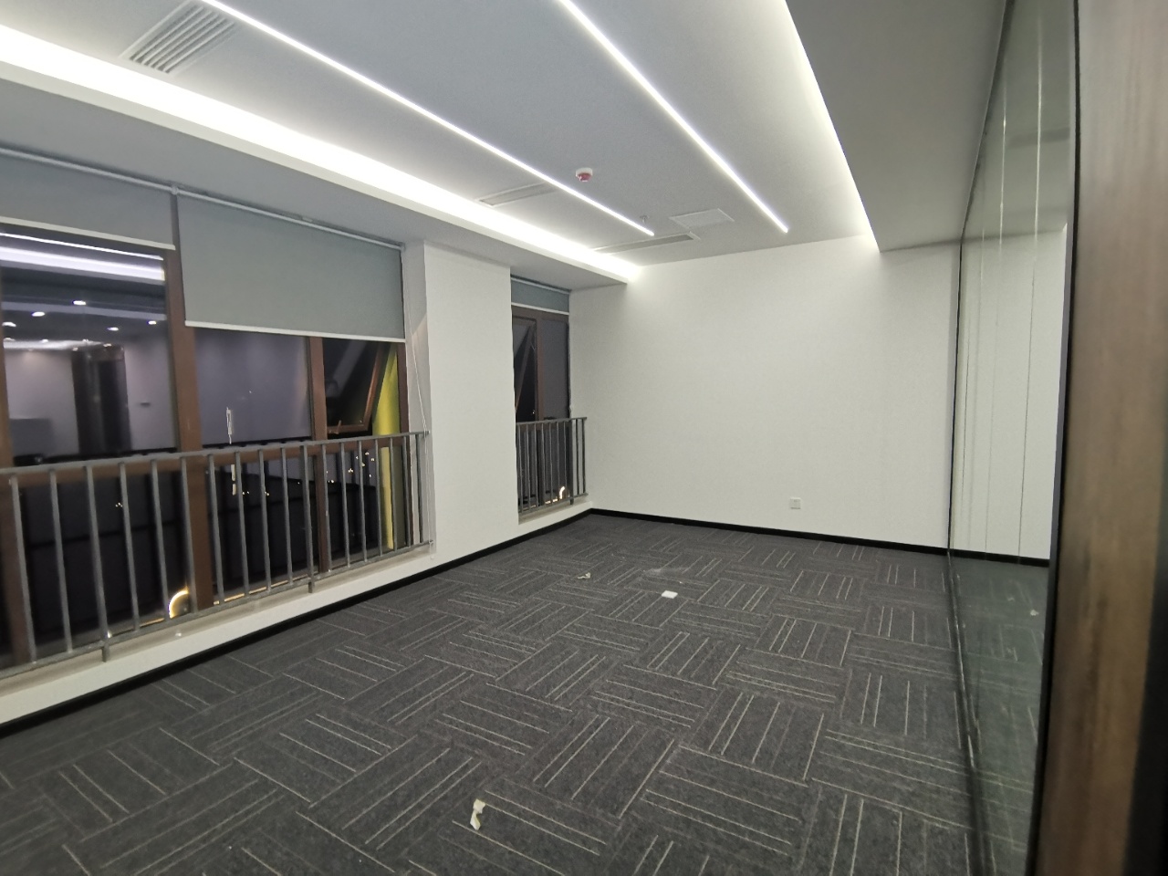 成华区龙潭寺天盛国际335平精装办公室 全新带家具 户型方正 采光好