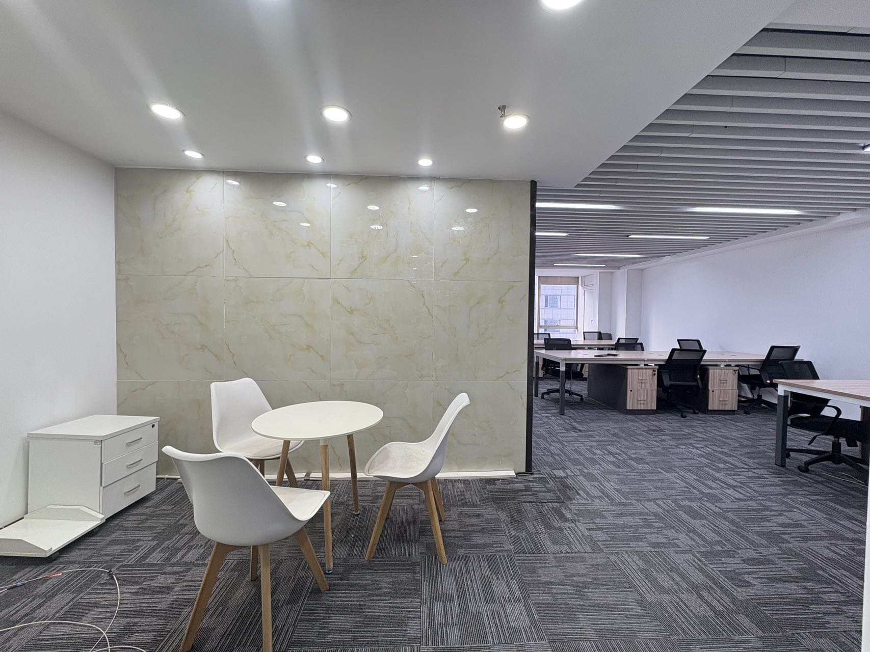 锦江区东门大桥地铁口 101平方 2隔间18工位 户型方正 利用率高 无加时费 东方广场办公室出租