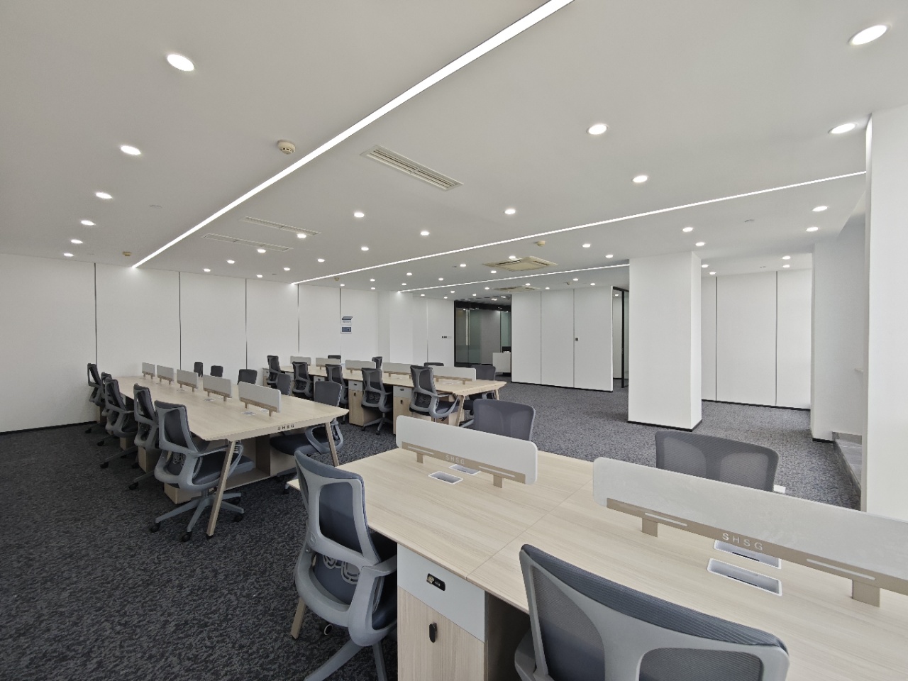 锦江区东湖公园附近-双地铁口-东光站 410平 6隔间40工位 精装带家具 拎包入住 东湖国际办公室出租