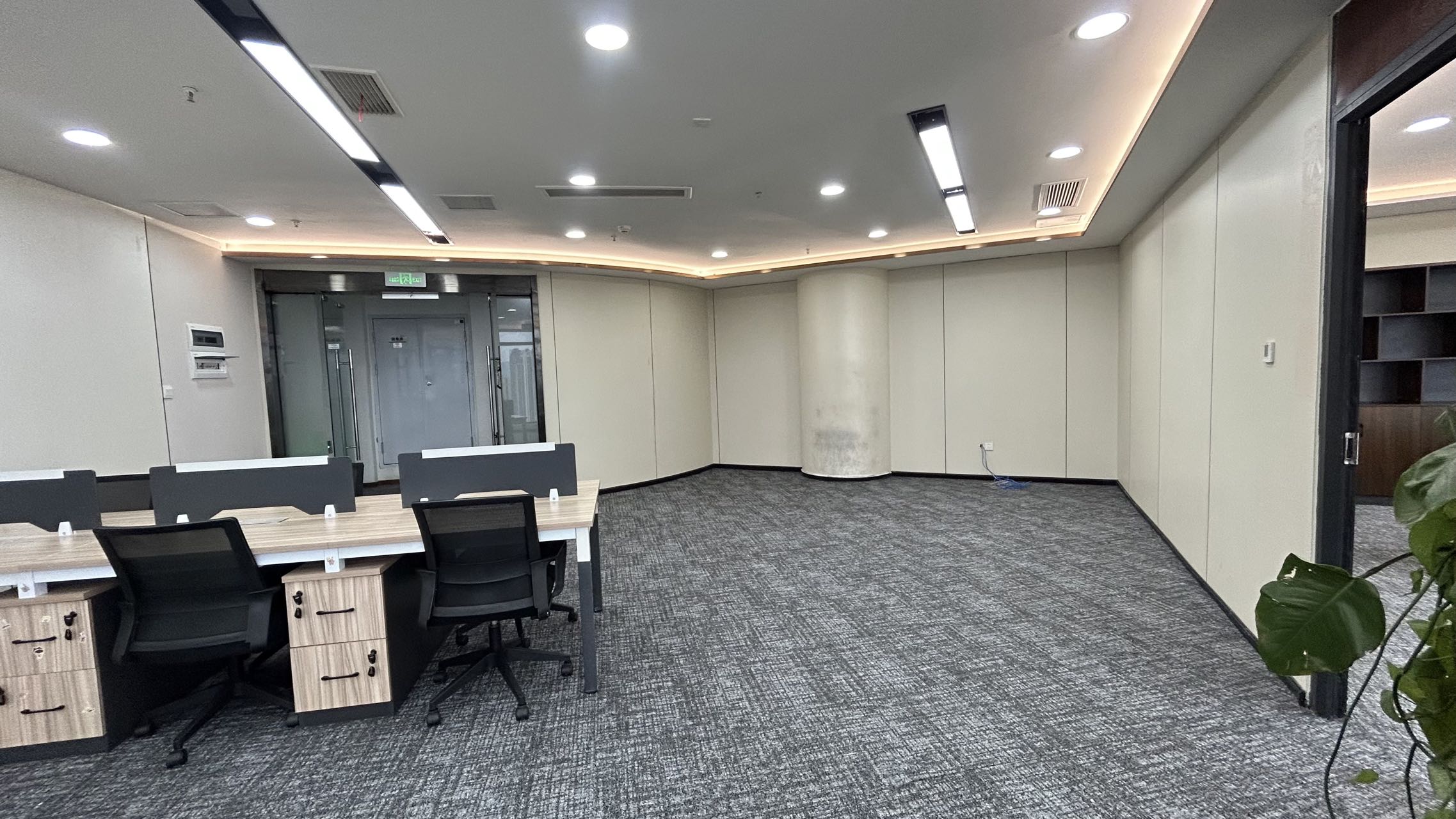 8号线杉板桥地铁紧邻东郊记忆 125平创业小面积 1隔间24工位 视野非常巴适 采光通透 报价58元 价格可谈 多弗国际办公室出租