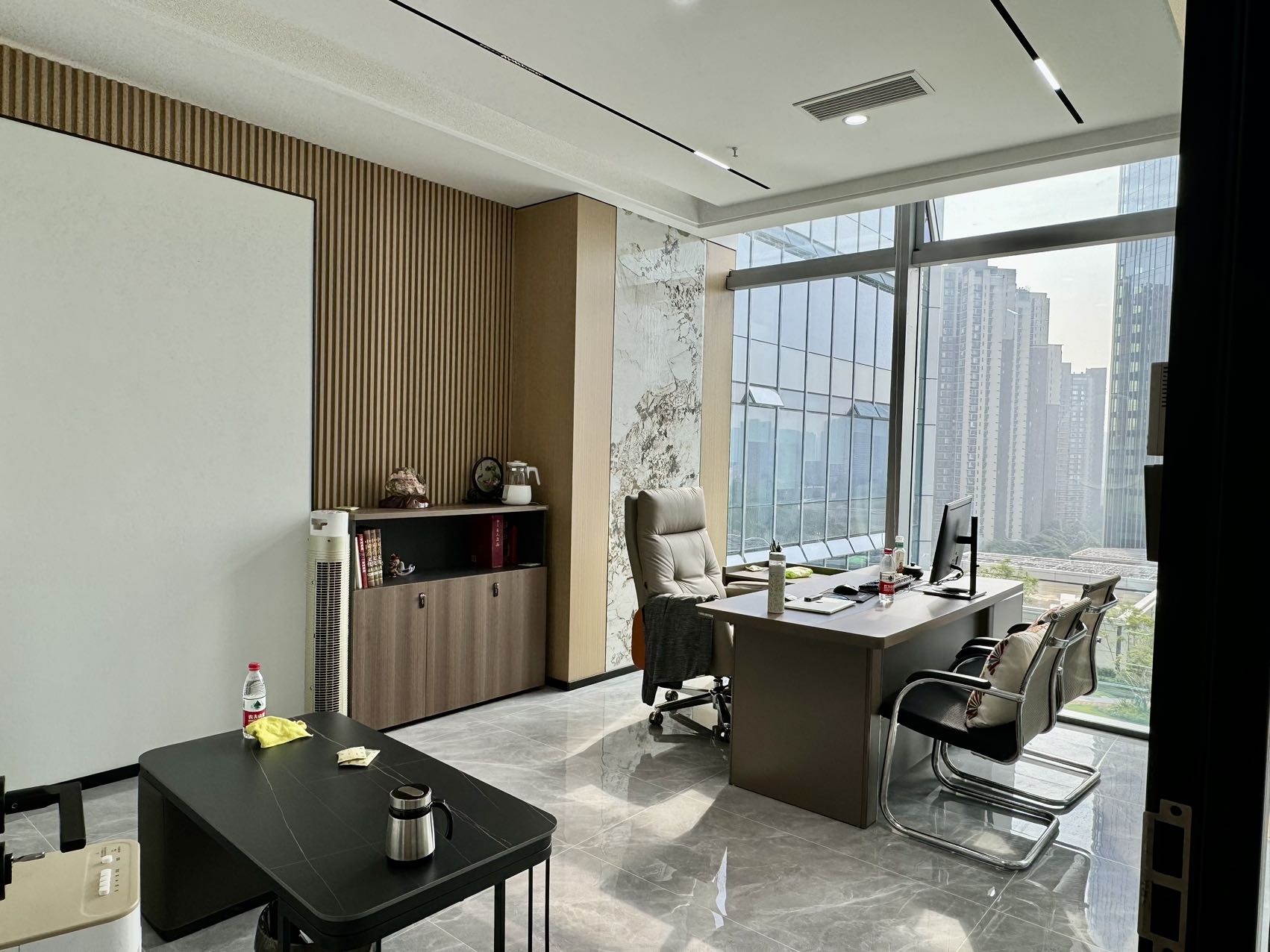 东大路甲级高品质楼盘 166平方 4隔间12工位 视野无遮挡 带家具 户型方正 光环中心办公室出租