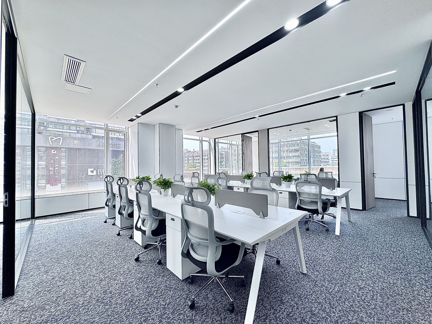 红牌楼地铁三四百米 服务面积338平 5隔间18工位 双面采光 24小时空调 精装带家具 鼎冠中心办公室出租