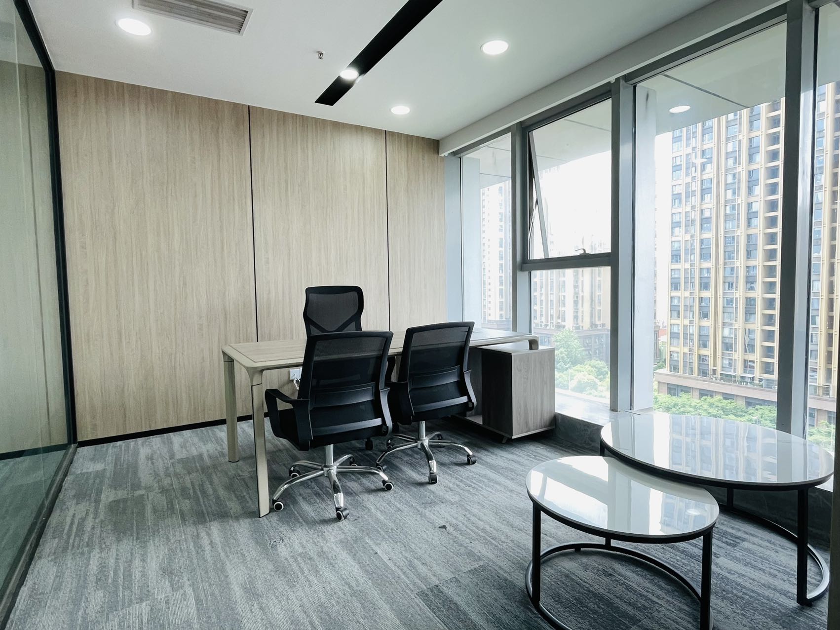 成华区火车东站2/7号线双地铁 140平方 3隔间12工位 户型方正 精装带家具 小户型出租 西希国际办公室出租