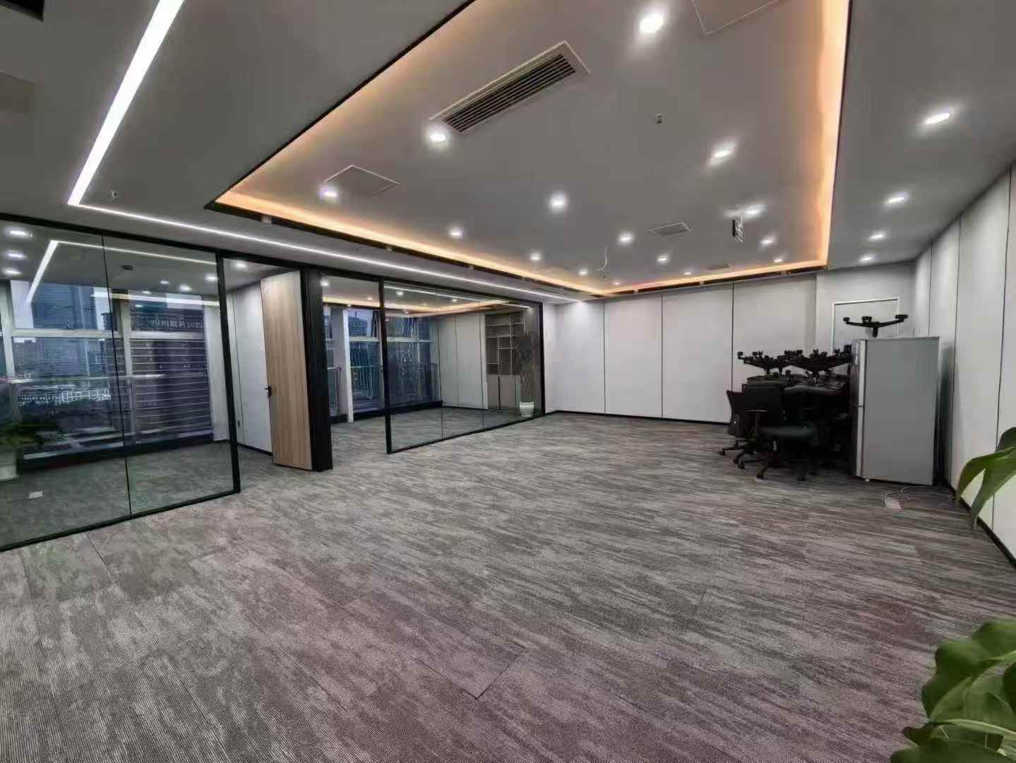 天府三街甲级178平 3隔间20工位 落地窗 户型方简约大方 报价含物业费 香年广场办公室出租