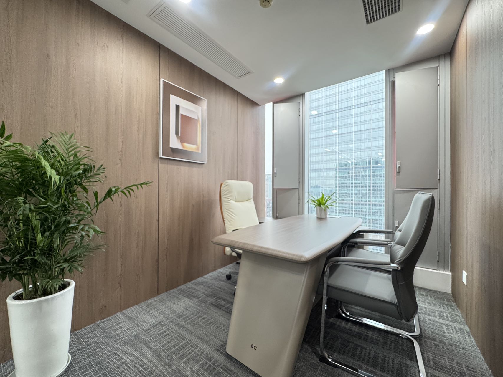 春熙路甲写精装正对电梯口 282平 4隔间28工位 工区24小时空调 大老板间 带共享会议室茶室 银石广场办公室出租