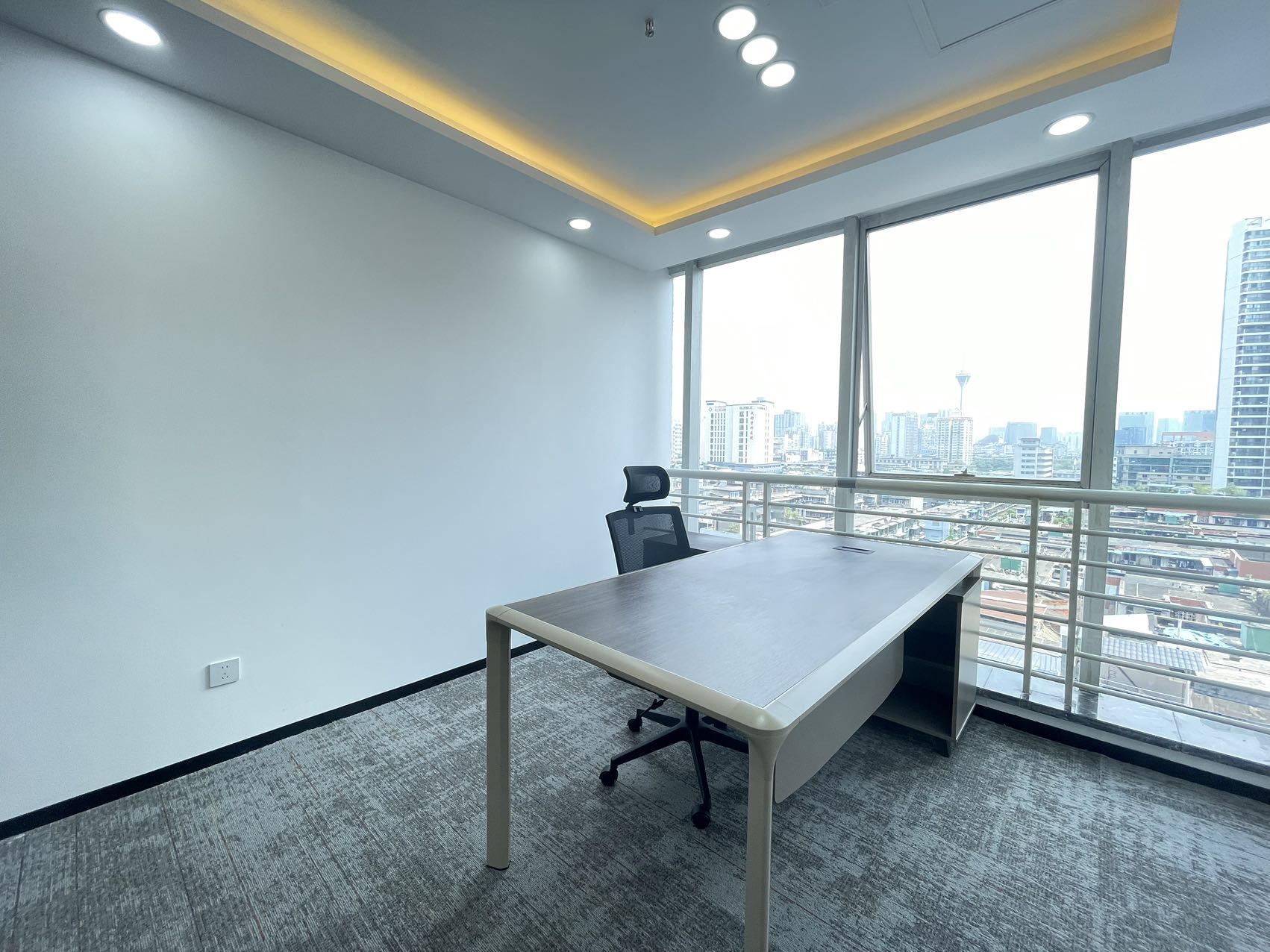 东门大桥地铁口套租 4隔间18工位 24小时空调 双面采光 户型方正 采光视野好 东方广场办公室出租