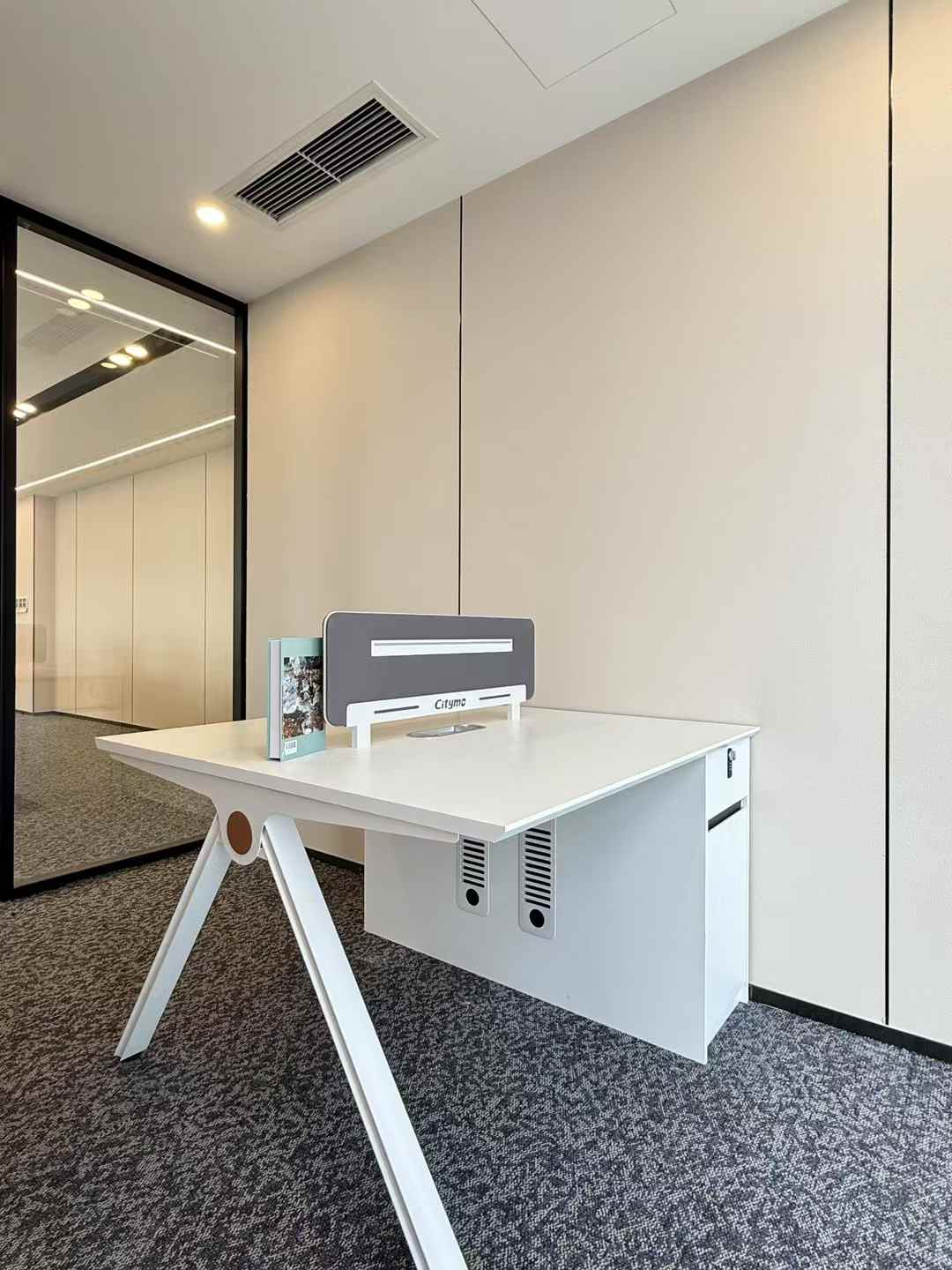 高新天府街甲级精装户型 288平 4隔间24工位 高区视野巴适 双面采光 形象墙带电子显示屏 香年广场办公室出租