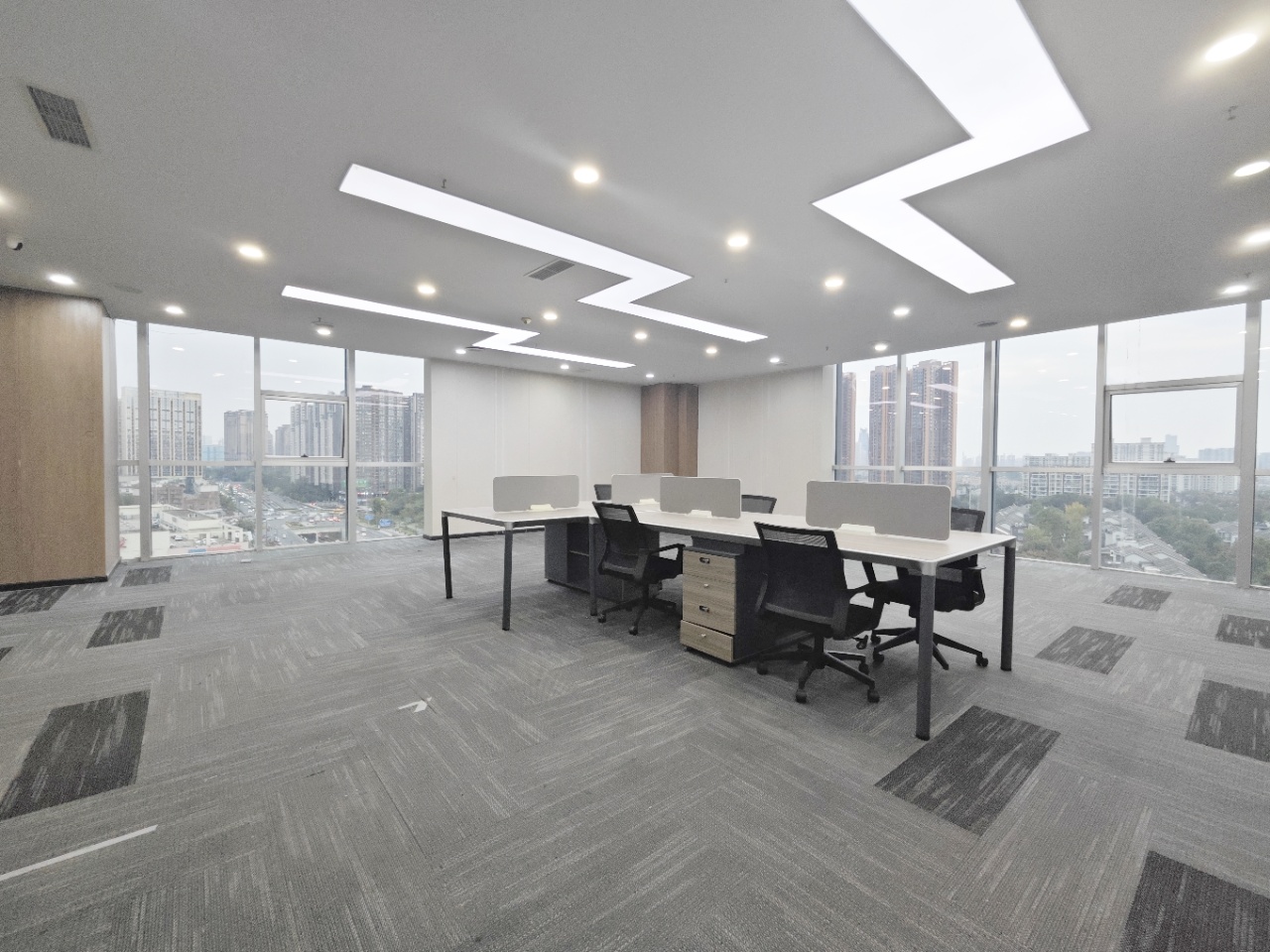 5号线骑龙地铁几百米 按套含物业费 4隔间24工位 24小时空调 价格可谈 美行中心办公室出租