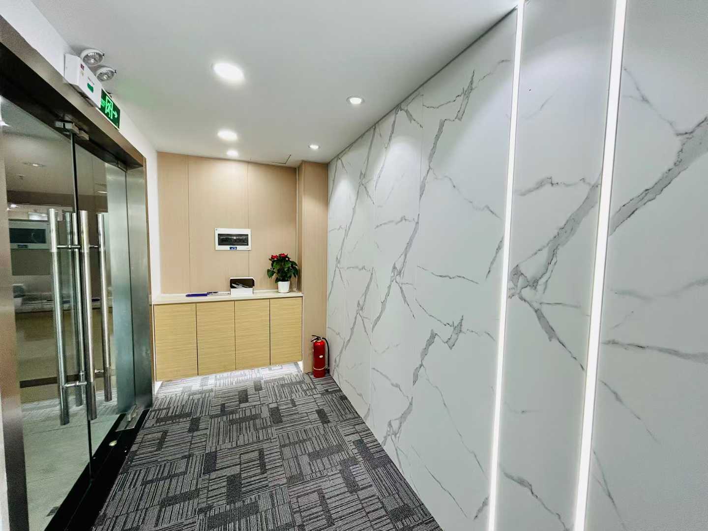 红牌楼版块精装户型 177平方 4隔间18工位 双面采光 落地大窗户 带家具 红牌楼广场办公室出租