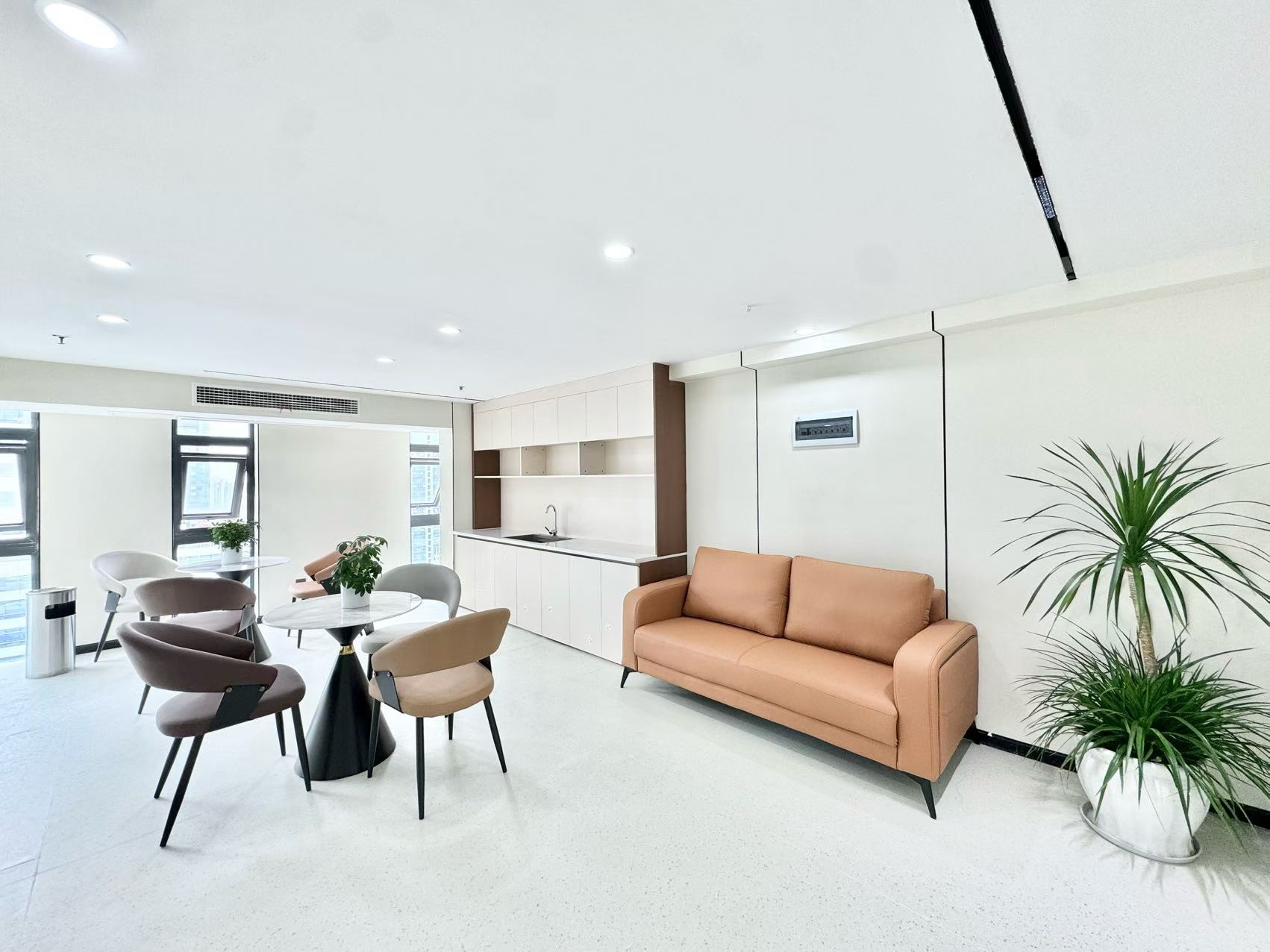 天府三街精装跃层户型 按套出租 3隔间18工位 带家具 24小时空调 峰汇中心办公室出租