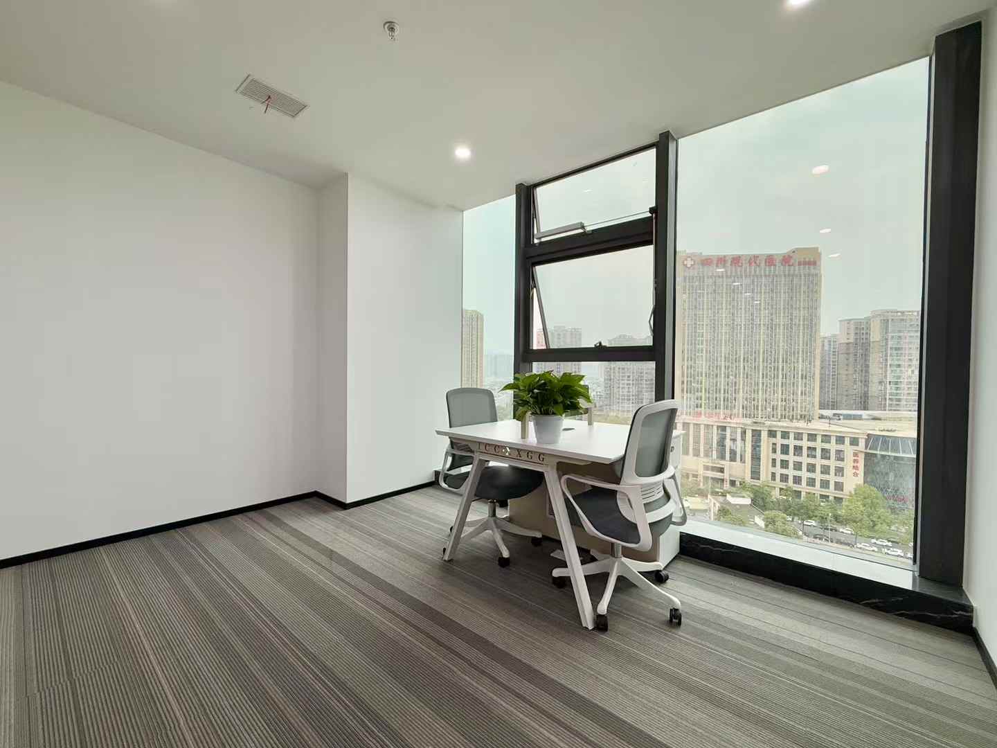 中和6号线张家寺地铁口 302平方 双面采光 5隔间工位 地铁口无加时费 香榭国际办公室出租