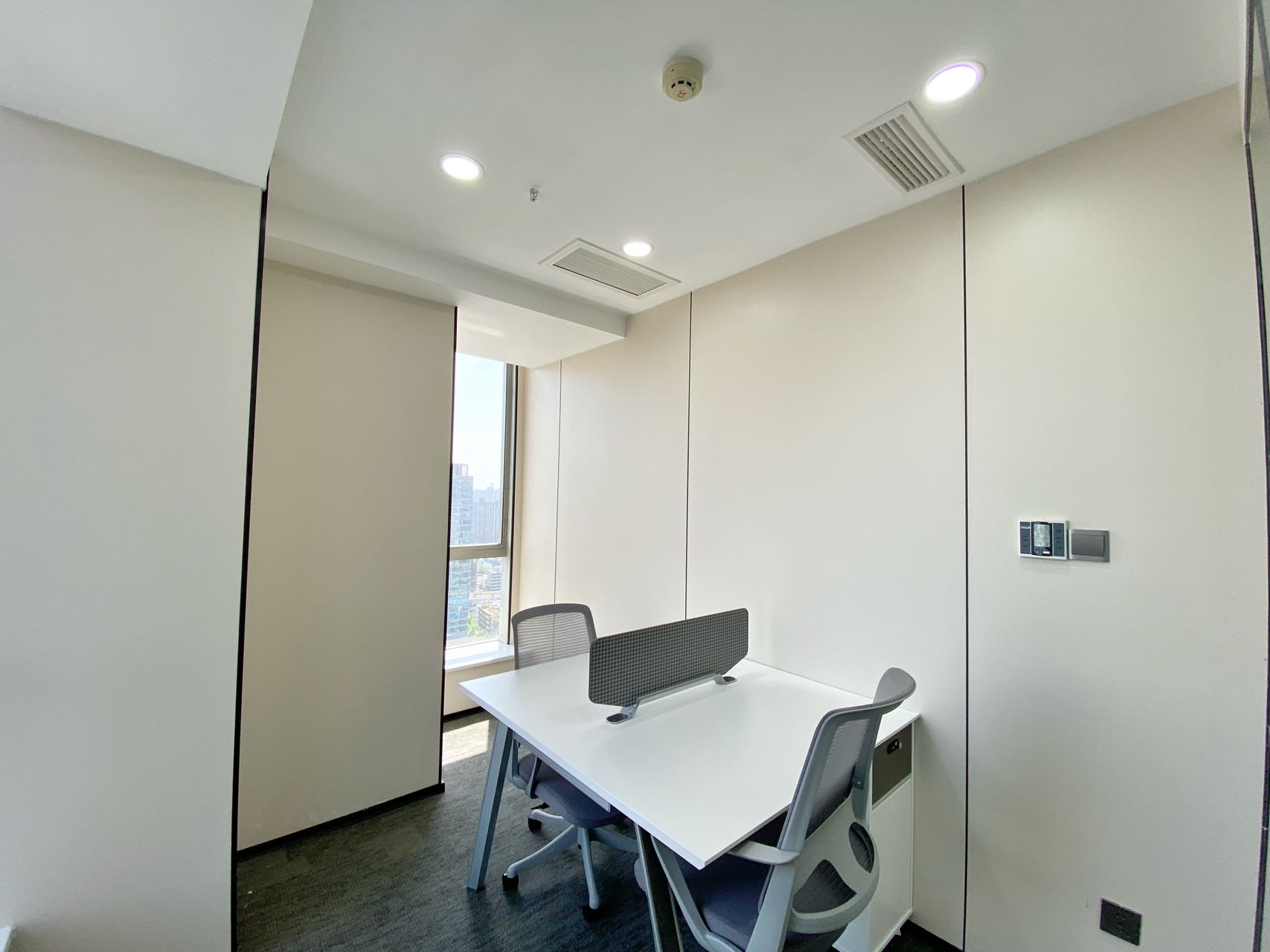 锦江区东门大桥地铁口 按套出租4隔间18工位 24小时空调 双面采光 东方广场办公室出租