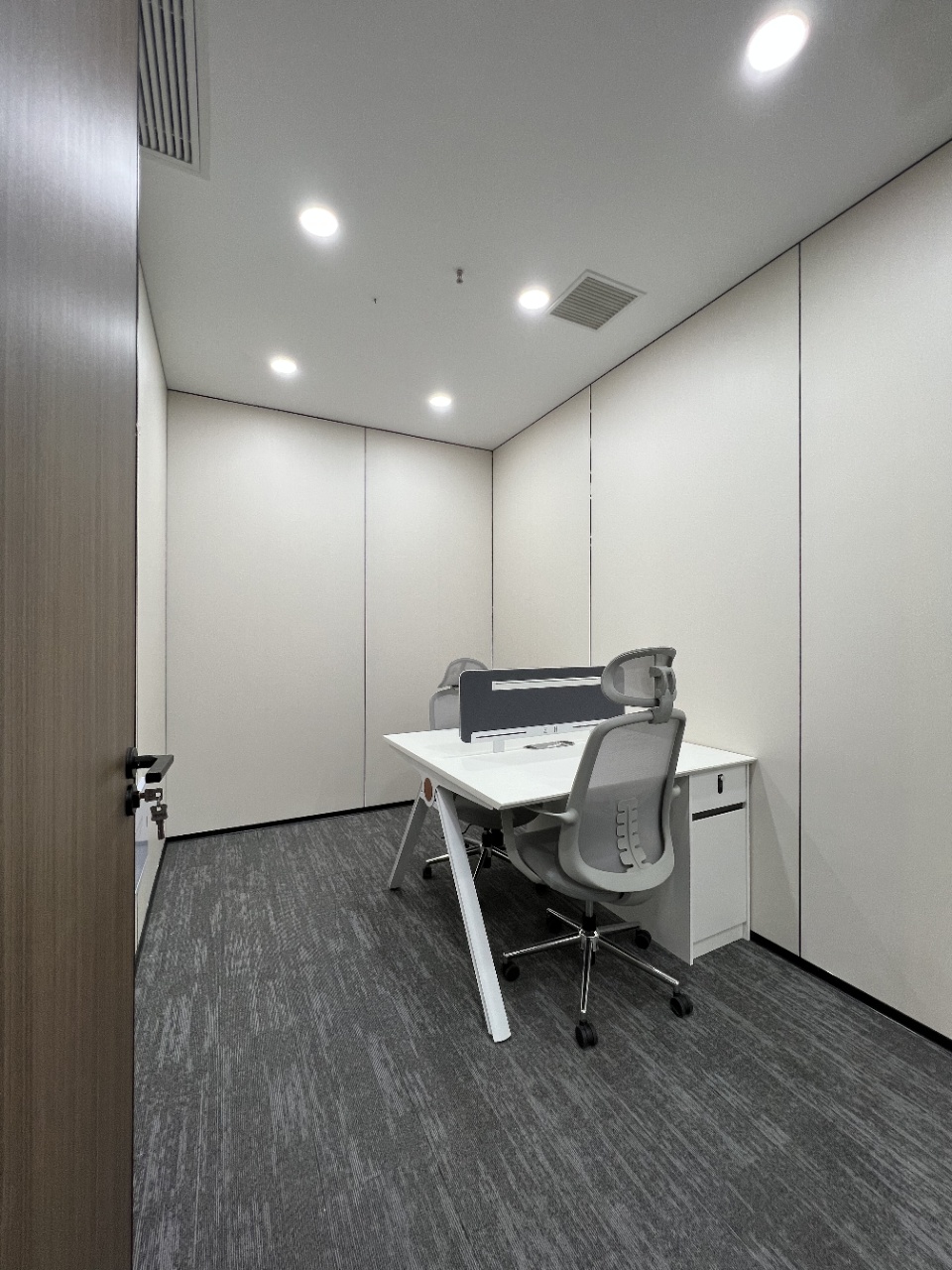 天府三街地铁口 24小时空调楼盘 225平方 4隔间24工位 正对电梯口 户型方正 新希望国际办公室出租