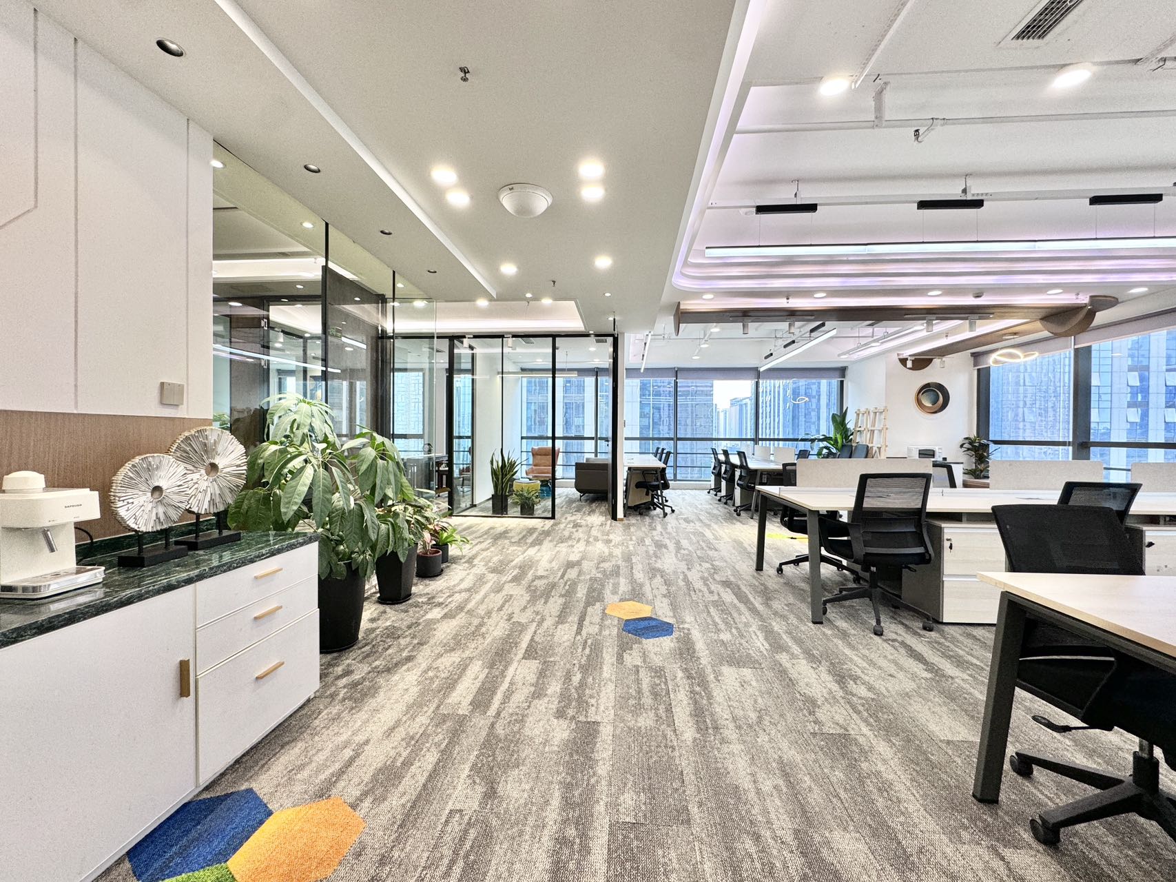 天府二街精选户型 5隔间29工位有接待休息区 双面采光 视野巴适 带家具 蜀都中心办公室出租