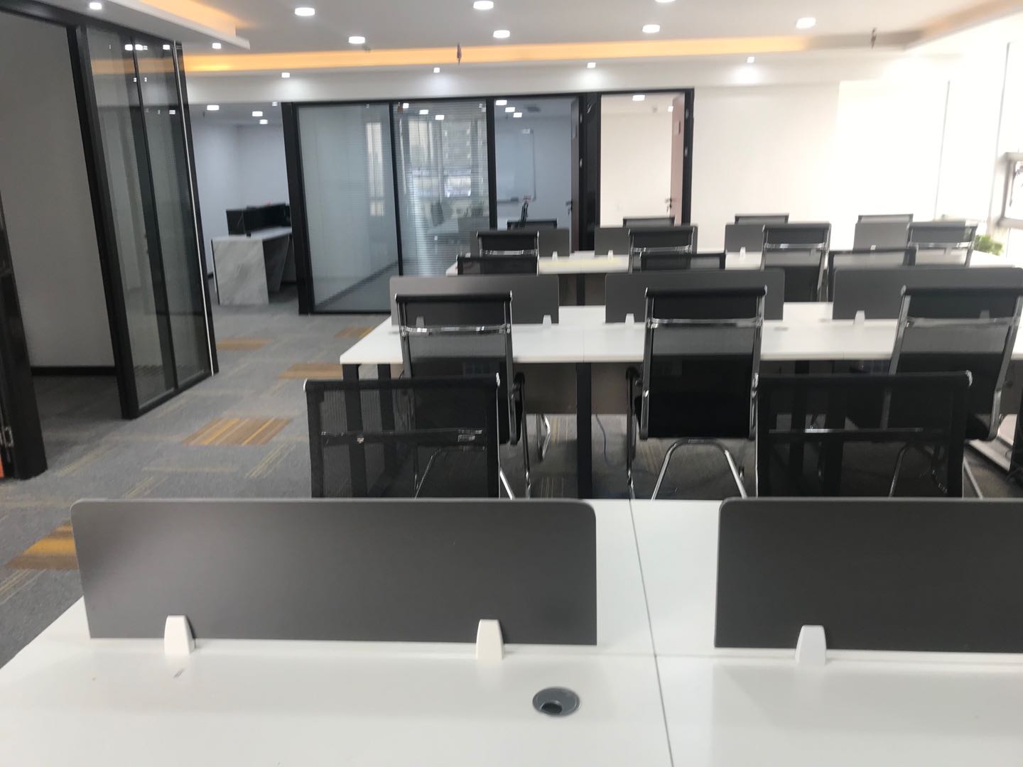 冠城廣場190平4隔間20工位全新裝修家具可調配地鐵口精裝辦公室