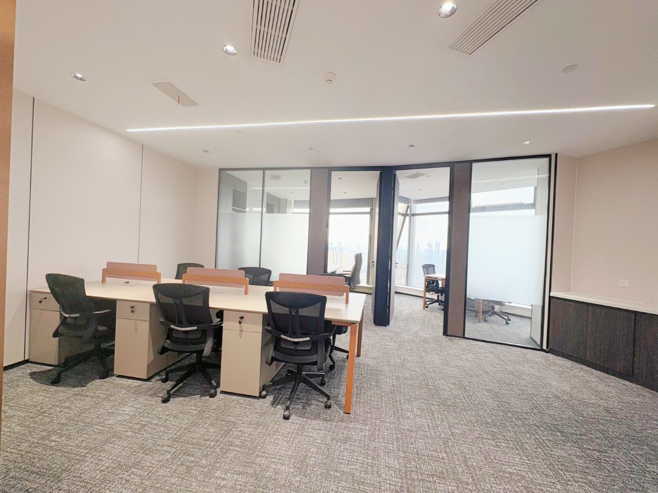 成华区紧邻东郊记忆 创业小户型 95平方2隔间6-8工位 近地铁含物业 多弗国际办公室出租