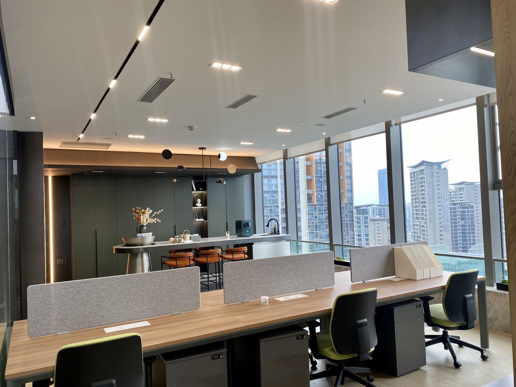 攀成钢超甲写字楼 豪装房 220平 5隔间12工位 双面采光 视野采光舒服 IMP环球都汇广场办公室出租