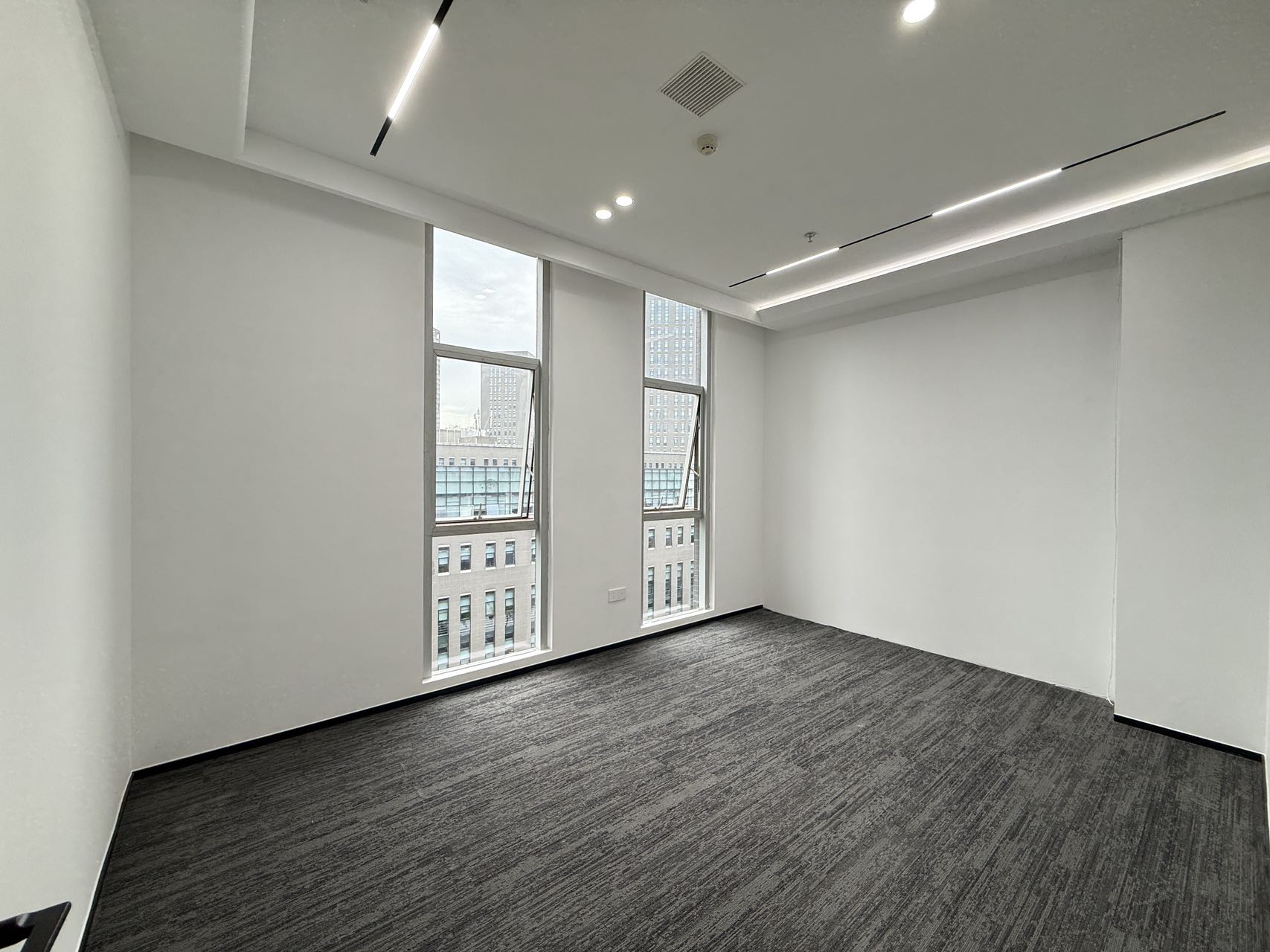 天府五街园区办公 按套出租 含物业费 6隔间36工位 园区环境安逸 适合科技 艺术类公司 软件园D4办公室出租