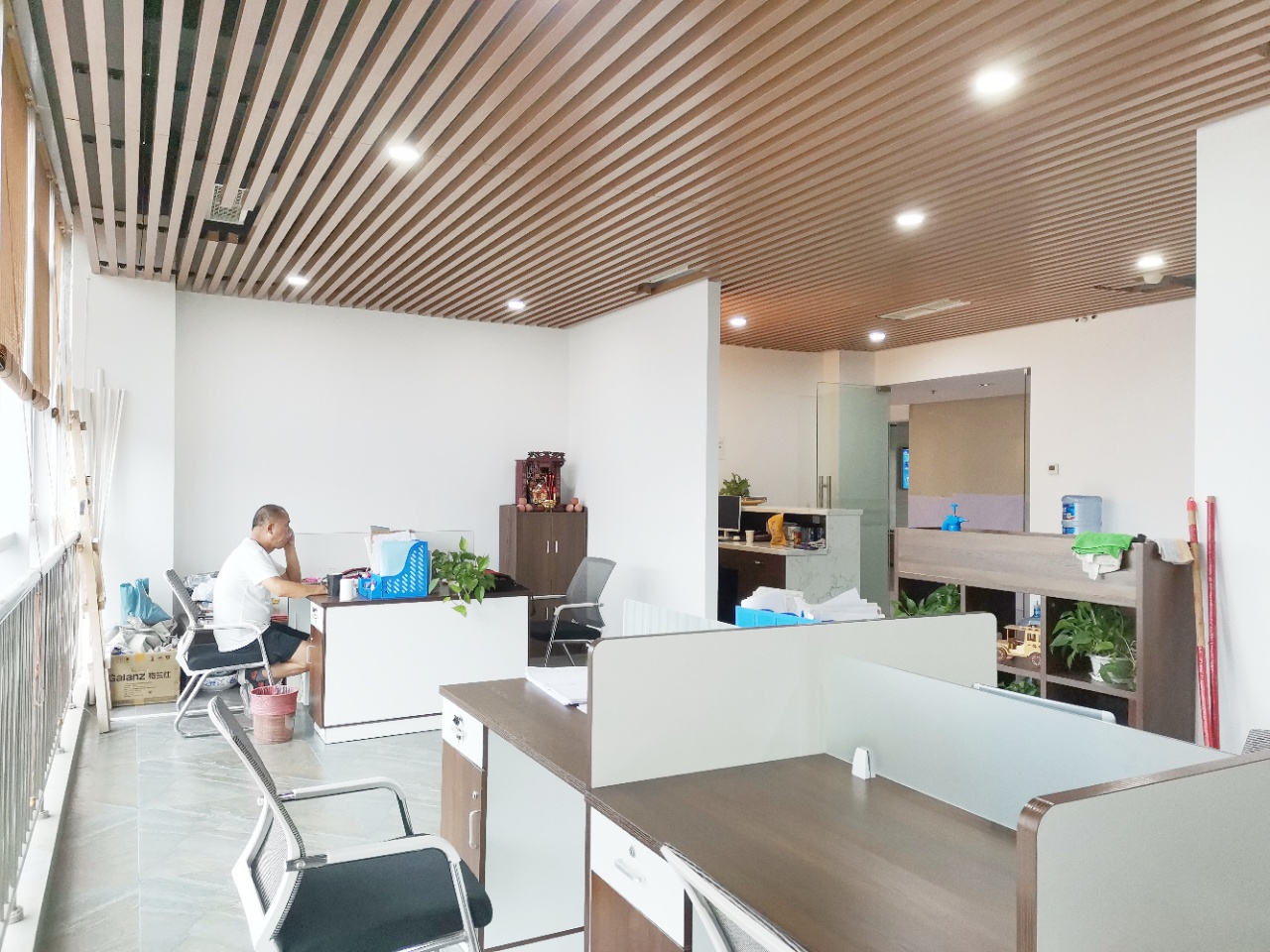 高新区世纪城航天城上城95平精装小面积办公室 1隔间 12隔间 户型方正交通便利