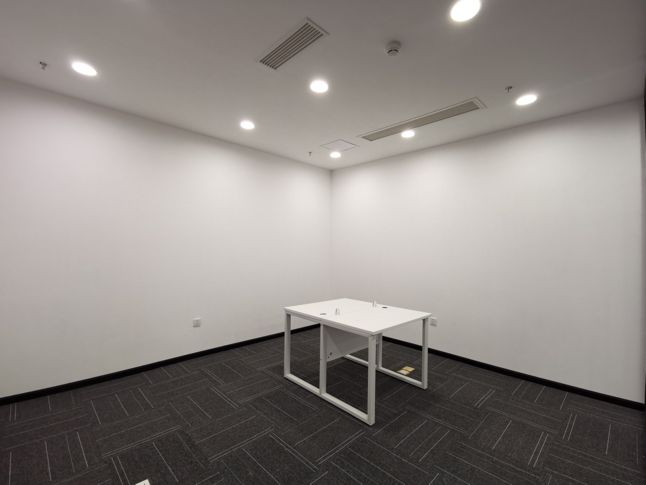 创意中心 360平米特殊含义房间号，超大开间5隔间44工位