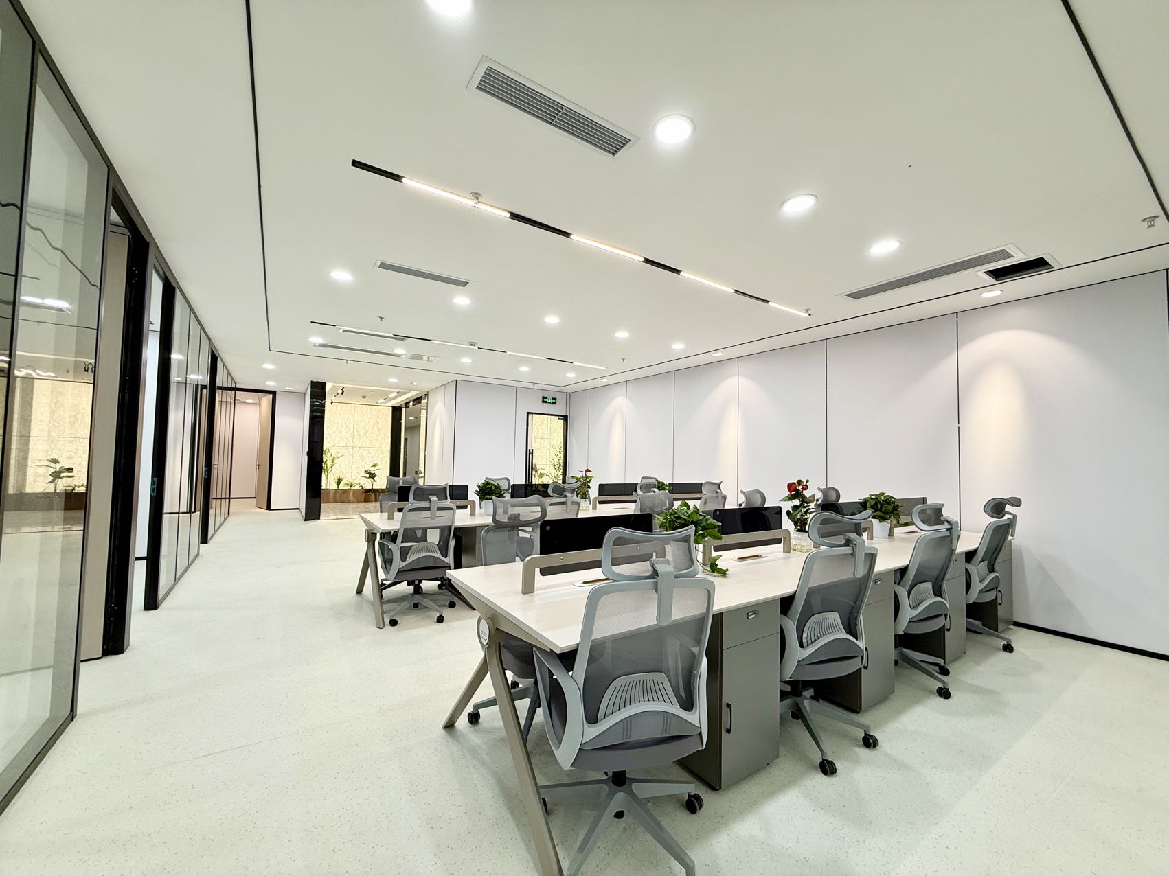 南边6号线金石路地铁口 优质双面采光 336平 6隔间24工位 24小时空调 报价特价含物业 中鼎国际办公室出租