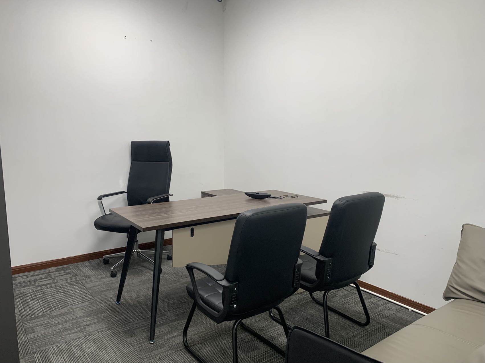 锦江区东湖公园地铁口 6隔间50工位 电梯口 带家具 含物业费 户型方正 华润广场办公室出租