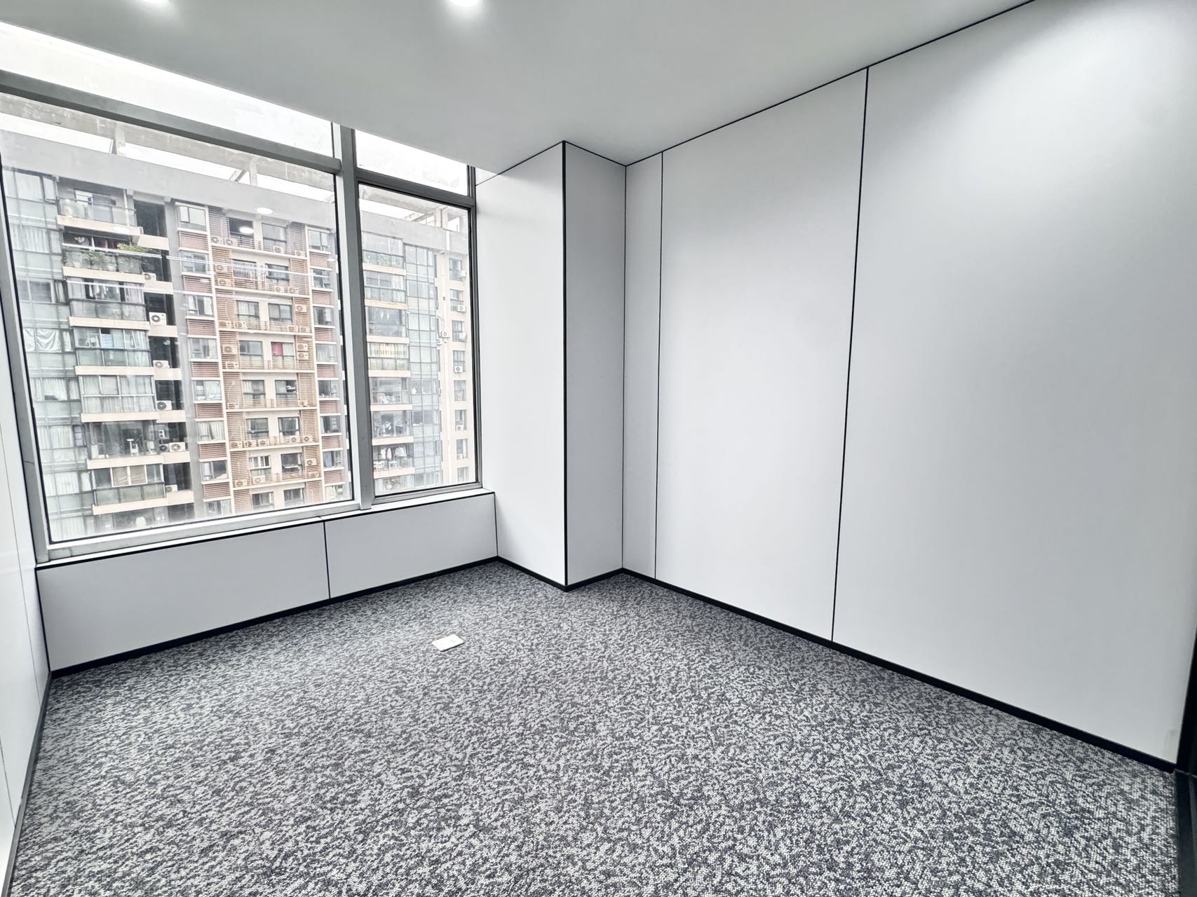 红牌楼地铁三四百米 247平方 4隔间18工位 户型方正 精装带家具 价格含税 鼎冠中心办公室出租