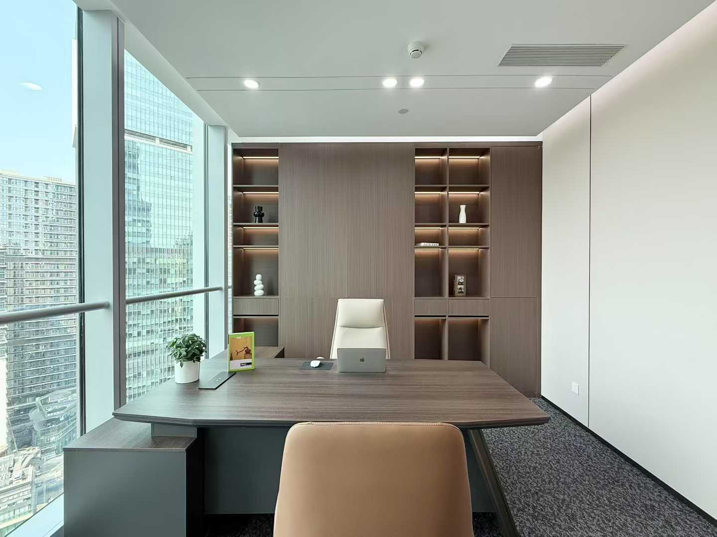 攀成钢超甲高端楼盘 服务面积370平 4隔间36工位  双面采光 精装带家具 光环中心办公室出租