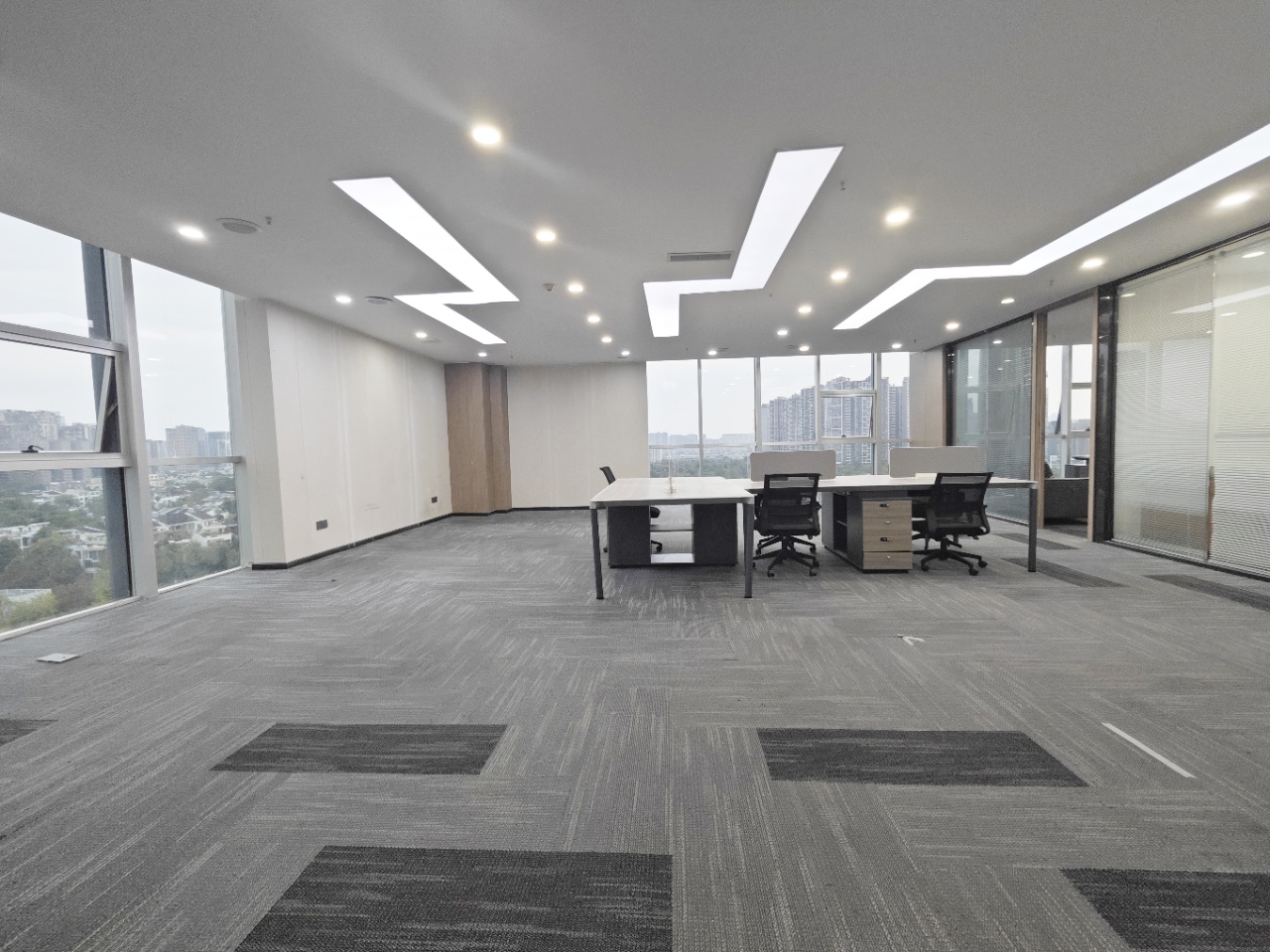 5号线骑龙地铁几百米 按套含物业费 4隔间24工位 24小时空调 价格可谈 美行中心办公室出租