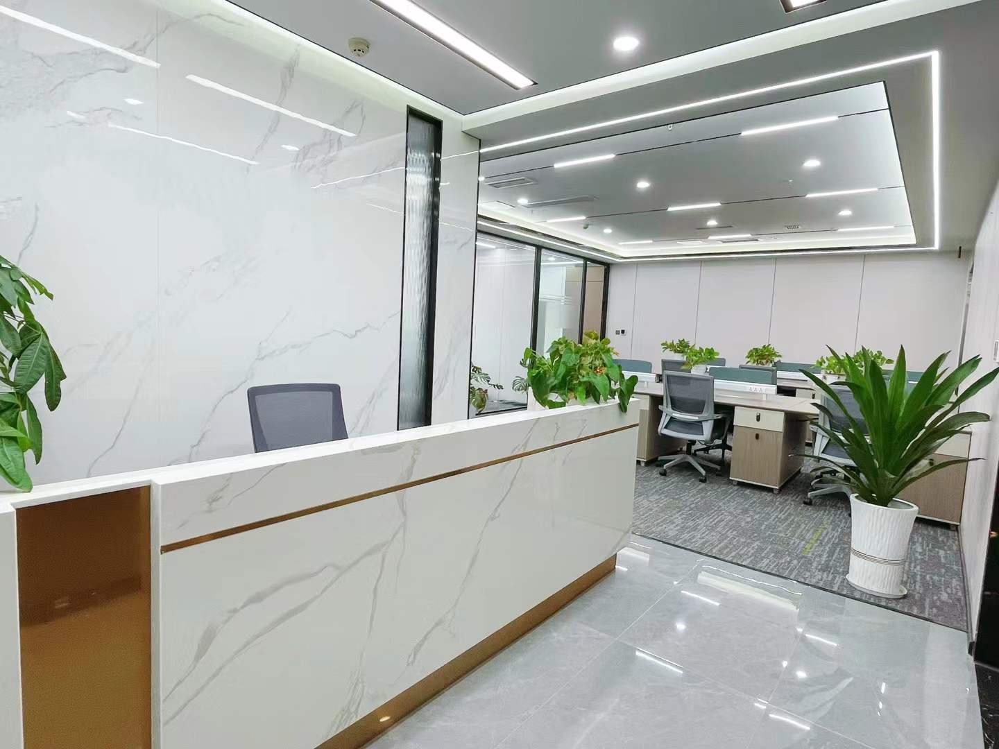 金融城誉峰国际M3电梯口小户型 3隔间16工位 24小时候空调 工作时间灵活 昭示性好 誉峰国际办公室出租