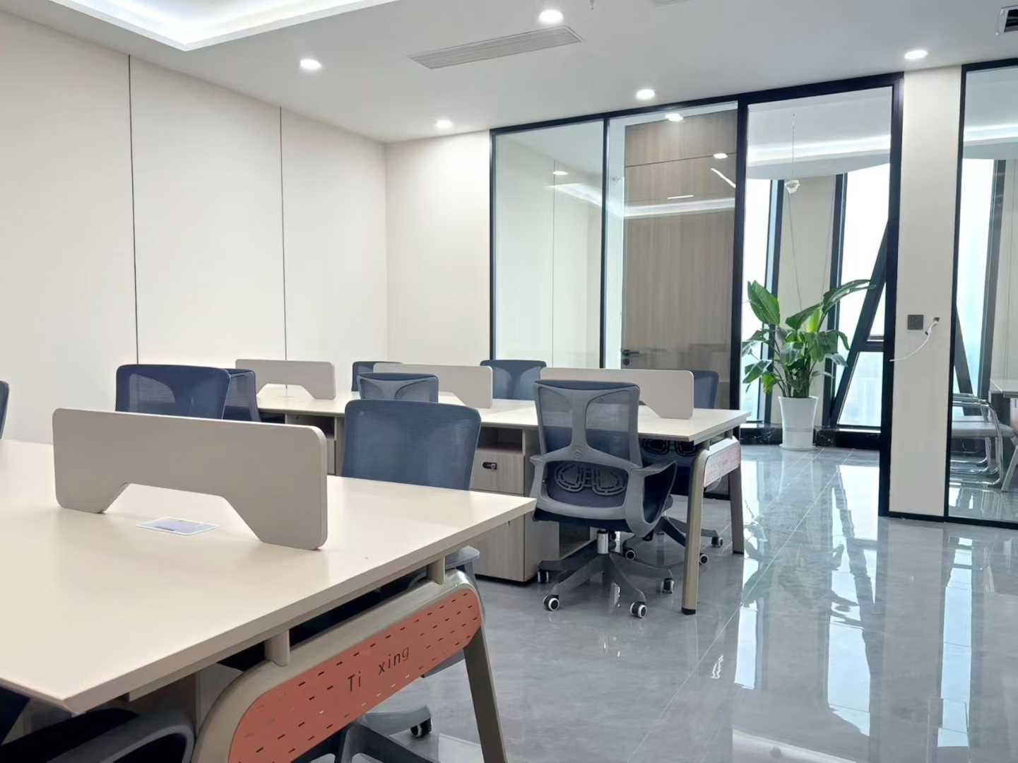 人民北路甲级写字楼 近地铁 147.7平 3隔间12工位 整层打造 电梯口 环境舒适 北成8号办公室出租