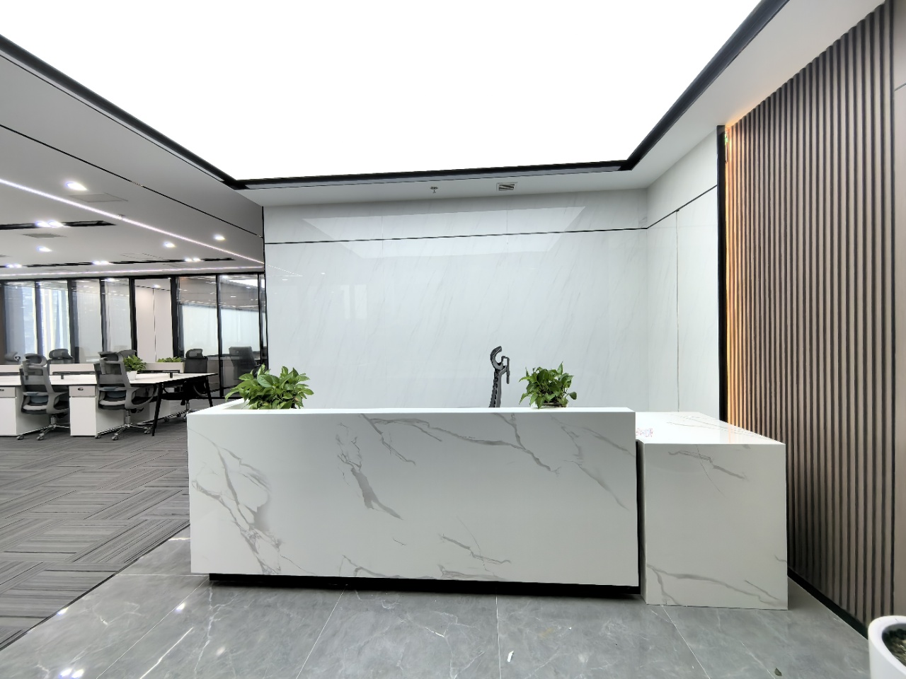 金融城甲级三面采光优质户型 308平方4隔间1会议室36工位 精装带家具 采光非常巴适 中航国际广场办公室出租