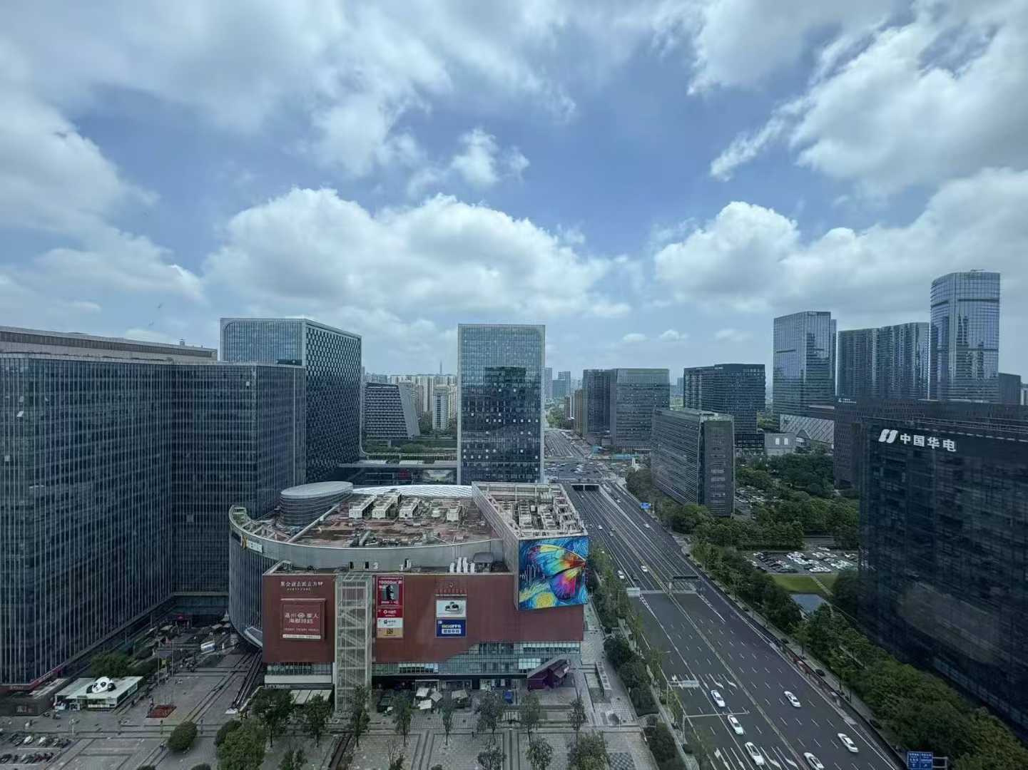 1号线高新晶科特价房出租 158平 3隔间16工位 朝东 24小时空调 精装带家具 晶科一号办公室出租