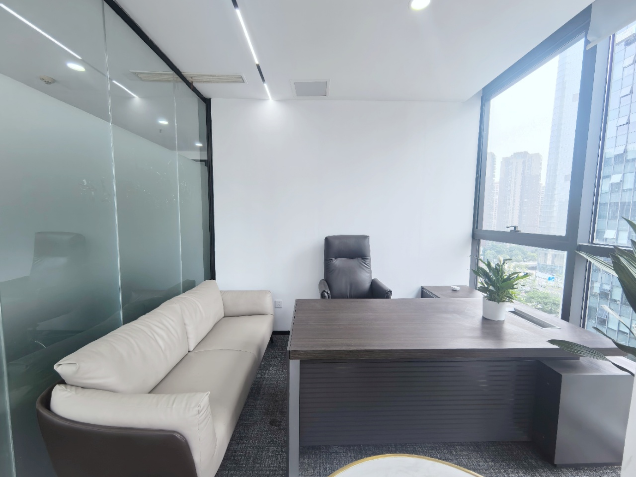 攀成钢东大路地铁口 套租双面采光 5隔间30工位 24小时空调 报价含物业费 蔚然中心办公室出租