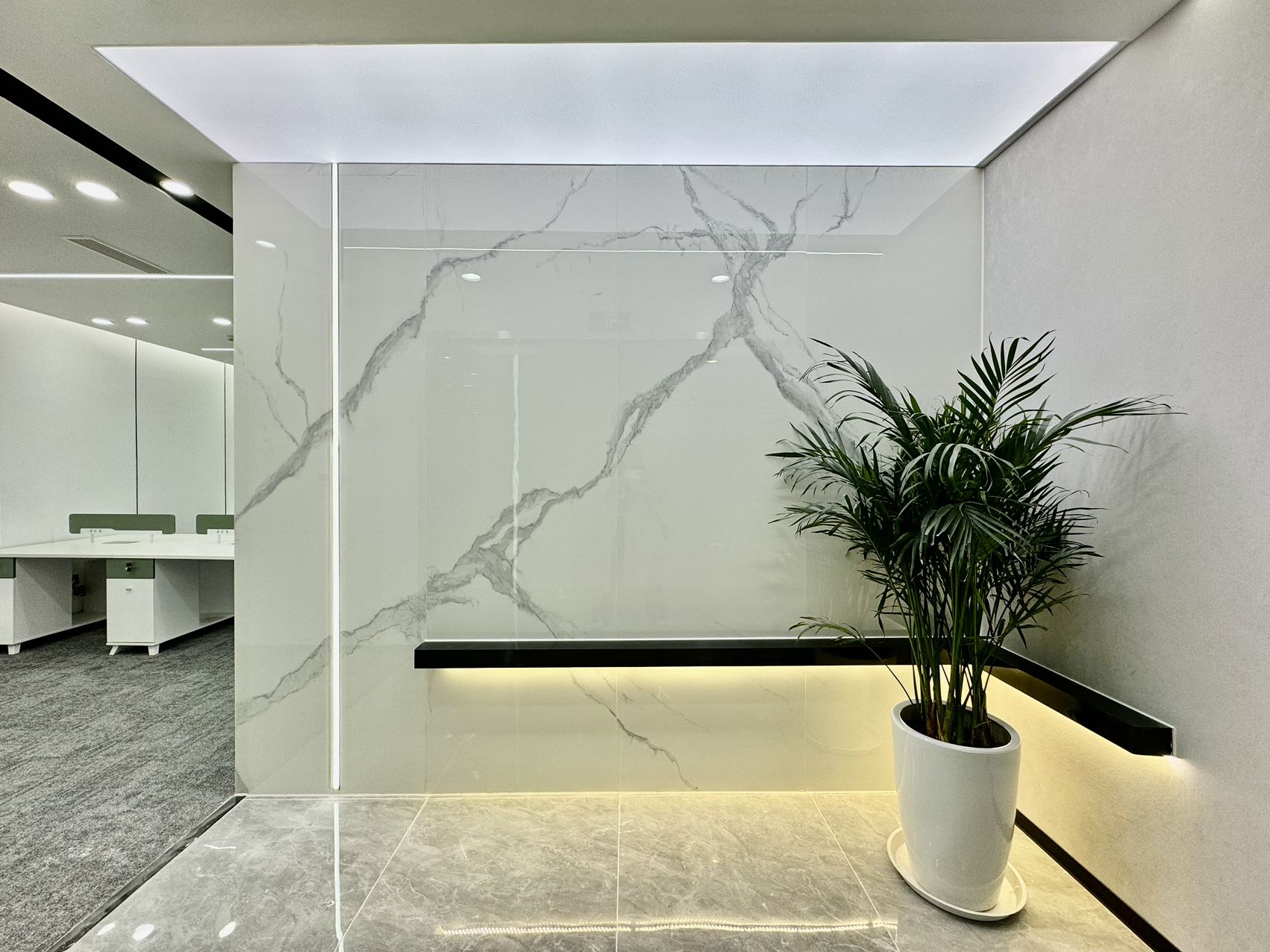 世纪城地铁口精致小面积 3隔间12工位 报价含物业费 精致现代风格 适合创业办事处 东方希望天祥办公室出租