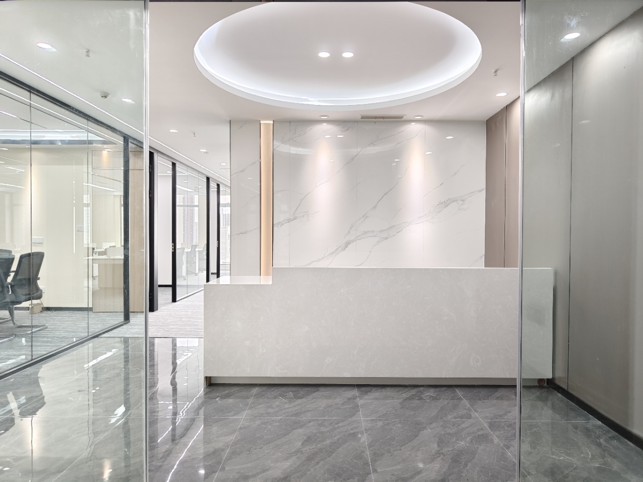 天府三街地铁口24小时空调楼盘 按套出租 5隔间30工位 双面采光老板间视野巴适 新希望国际办公室出租