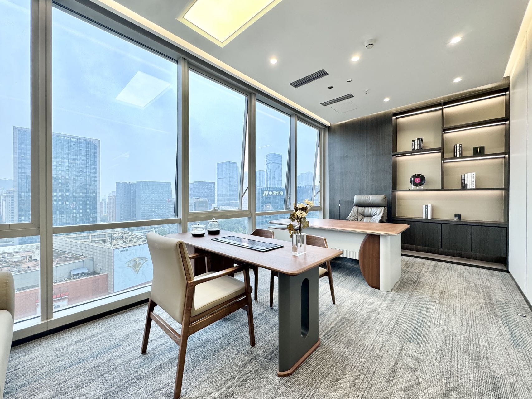 高新区双地铁 紧邻金融城 4隔间28工位 形象墙带电子屏 双面采光 带家具 视野巴适 无加时费 晶科一号办公室出租