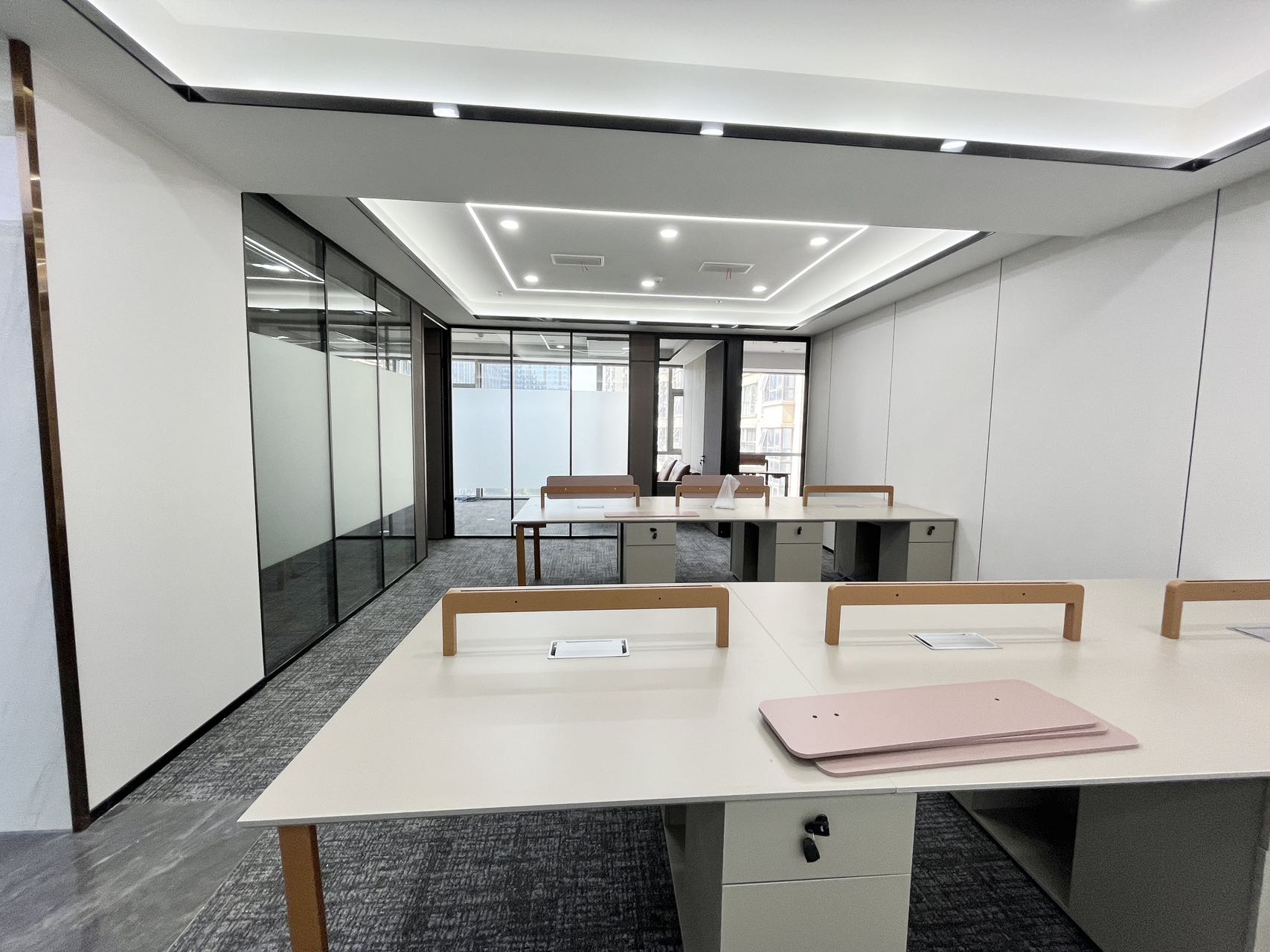 孵化园新出139平户型 3隔间12工位 出地铁就是 无惧风雨 24小时空调 物业含能耗 嘉润国金中心办公室出租