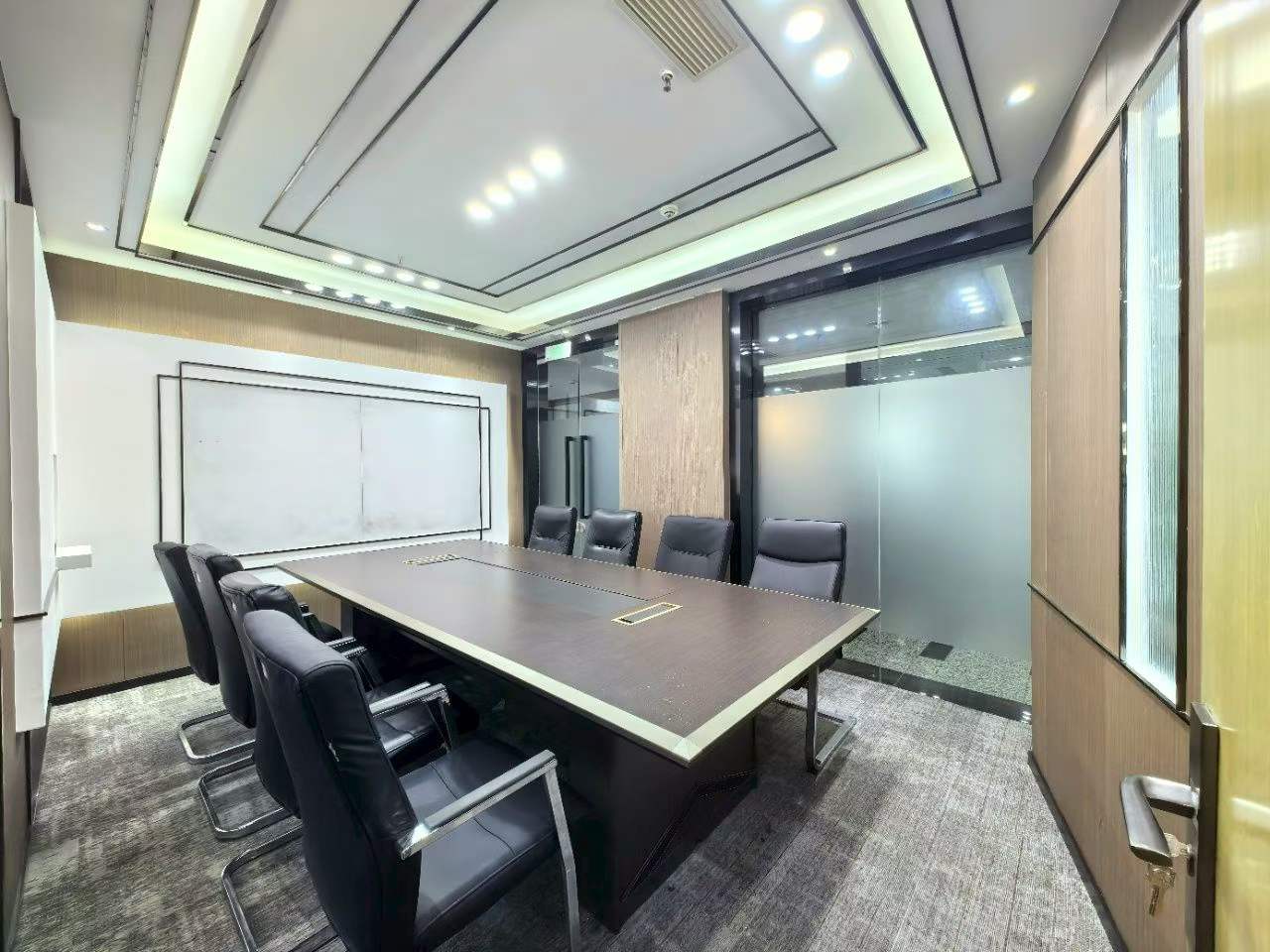 环球中心东区朝内带阳台户型 4隔间30工位 258平 报价含物费 价格可谈 环球中心办公室出租