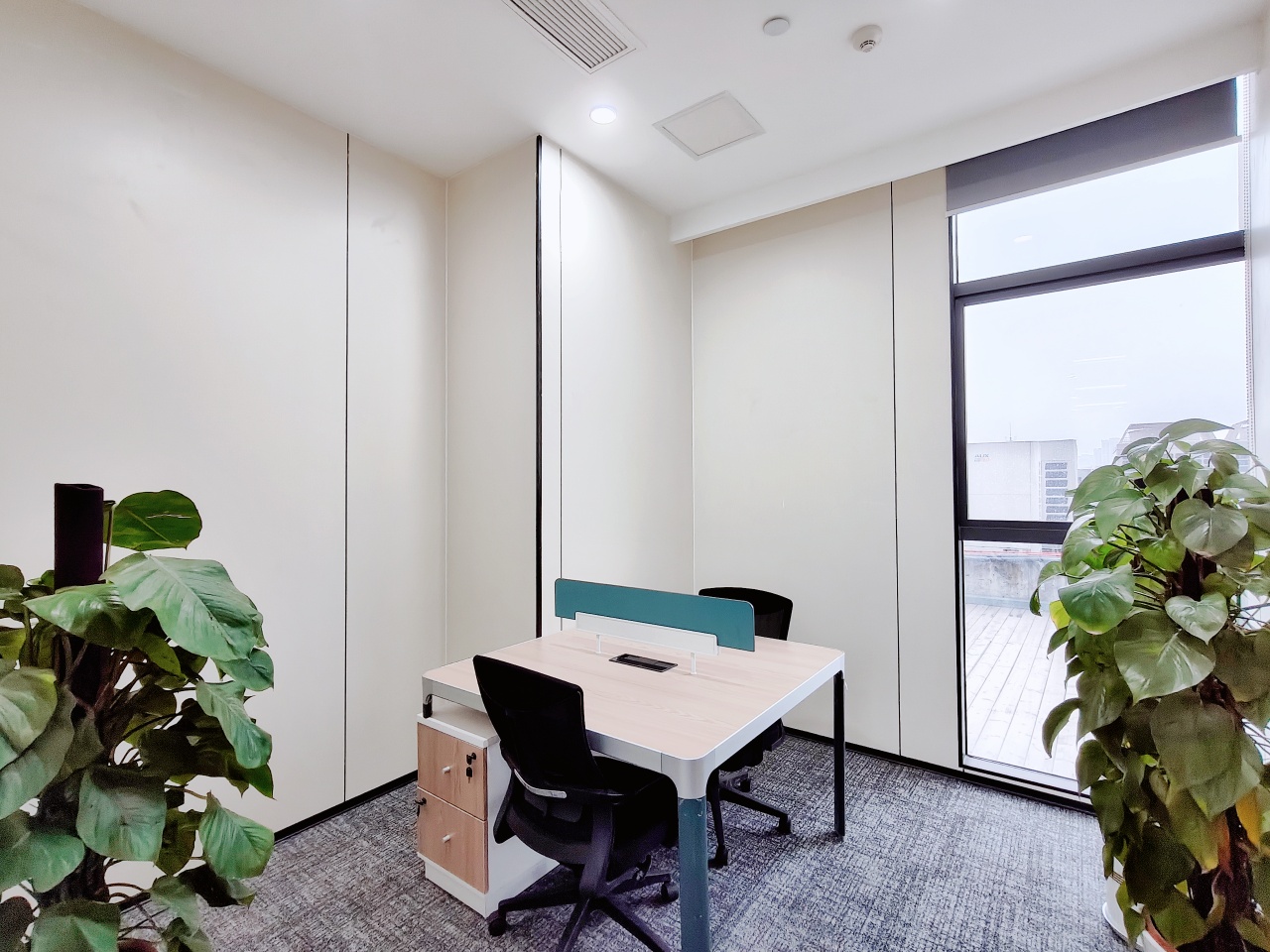 西门青羊区 成都西站地铁口 323平方 6隔间40工位带会议室 双面采光 24小时空调 安格斯恒通办公室出租