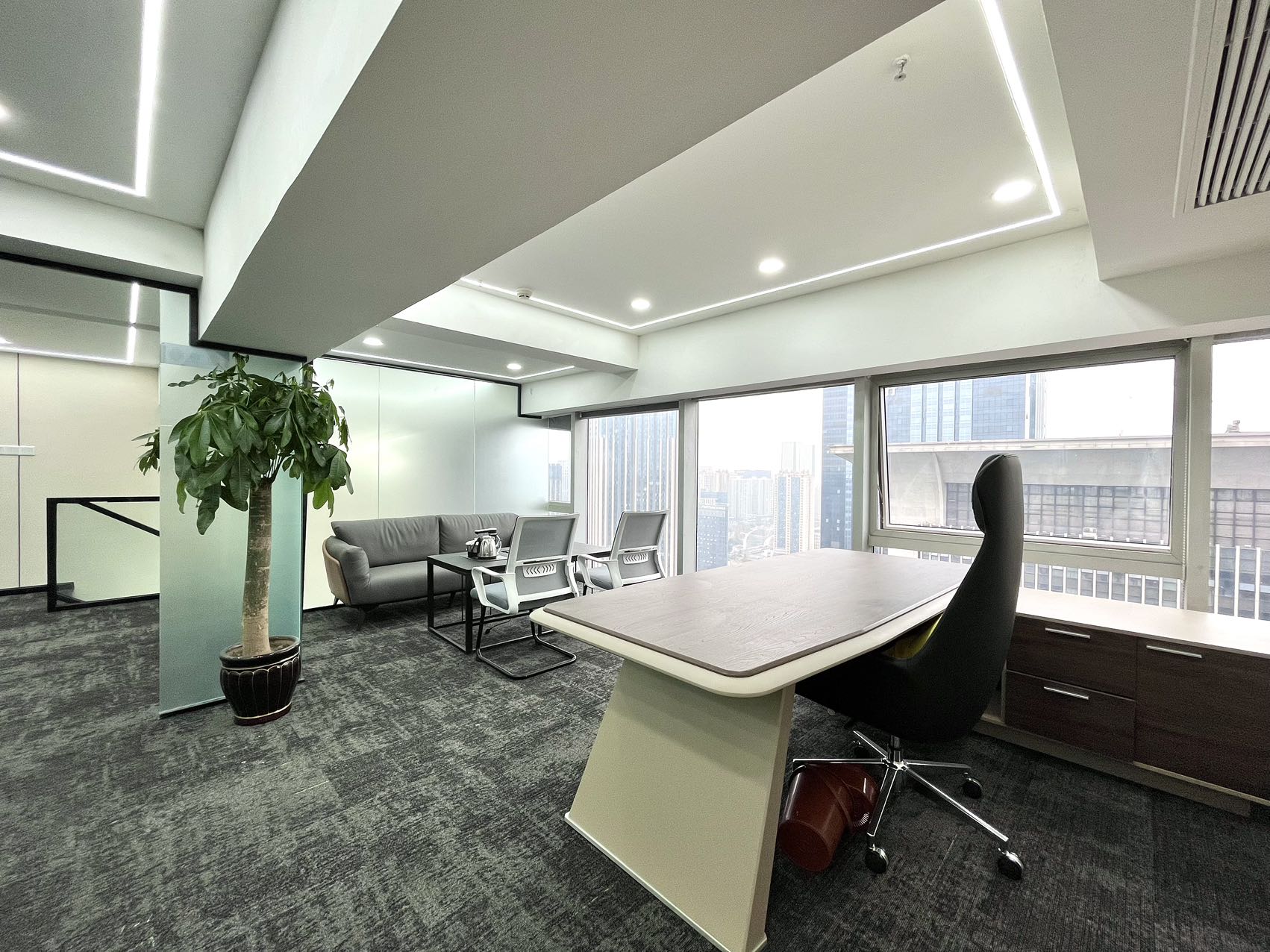 天府三街24小时空调跃层户型 建面140平方 6隔间32工位 精装带家具 物业便宜 泰丰国际办公室出租