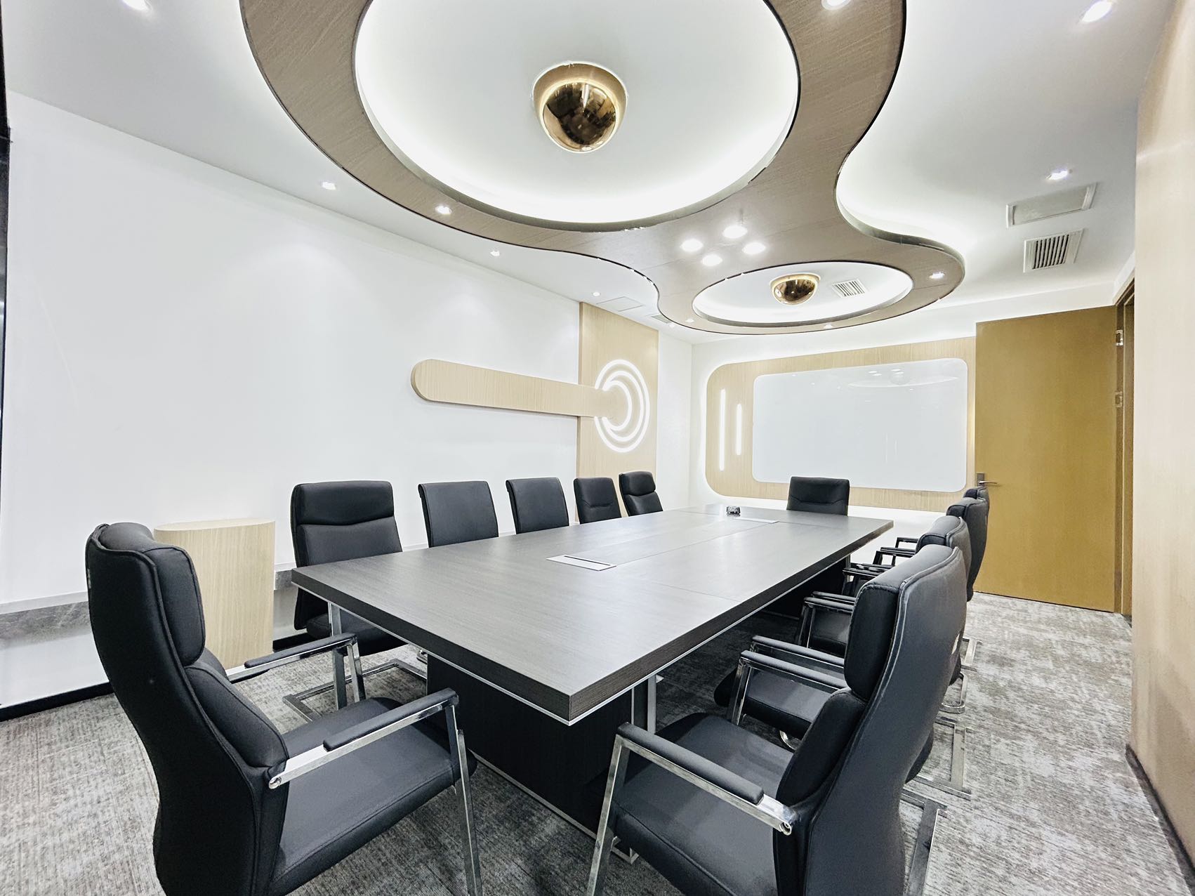 环球中心地铁口高区精装房源 视野非常安逸 按套出租 7隔间20工位 报价含物业费 环球中心办公室出租