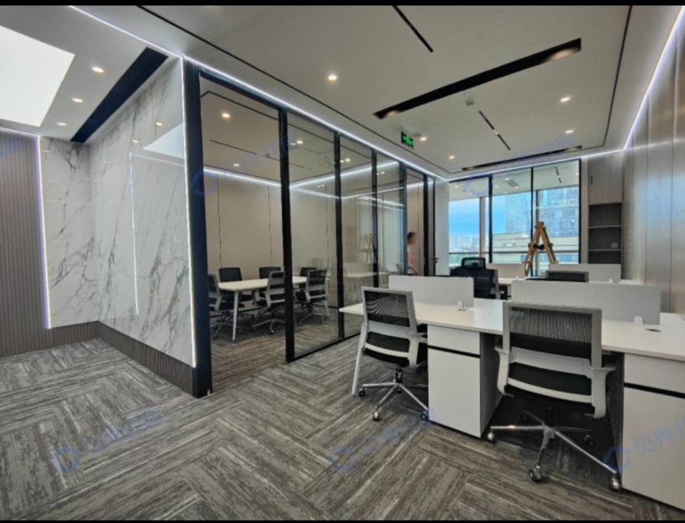 高新区世纪城地铁口小面积户型 3隔间12工位 那套出租 报价含物业费 近电梯 朝南  东方希望天祥办公室出租