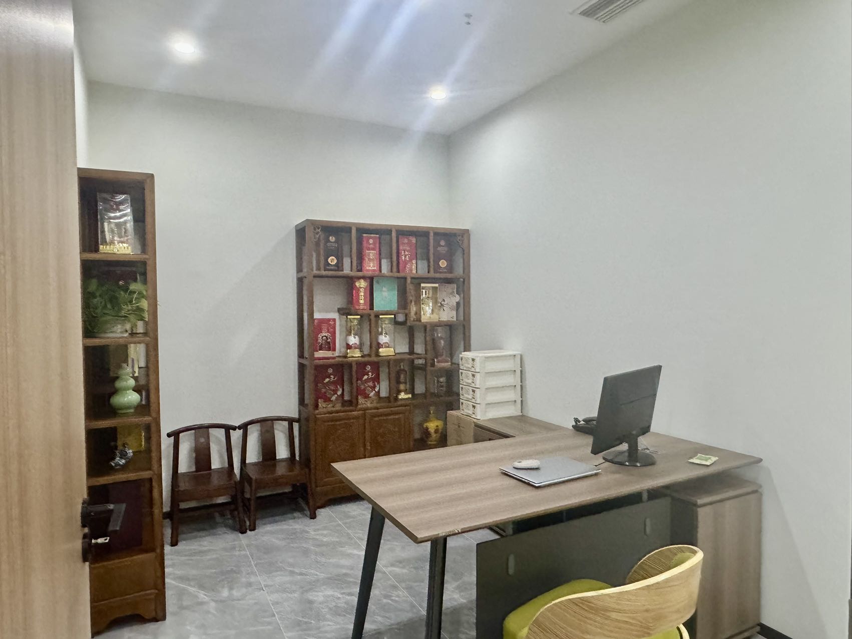 东大路甲级高品质楼盘 166平方 4隔间12工位 视野无遮挡 带家具 户型方正 光环中心办公室出租