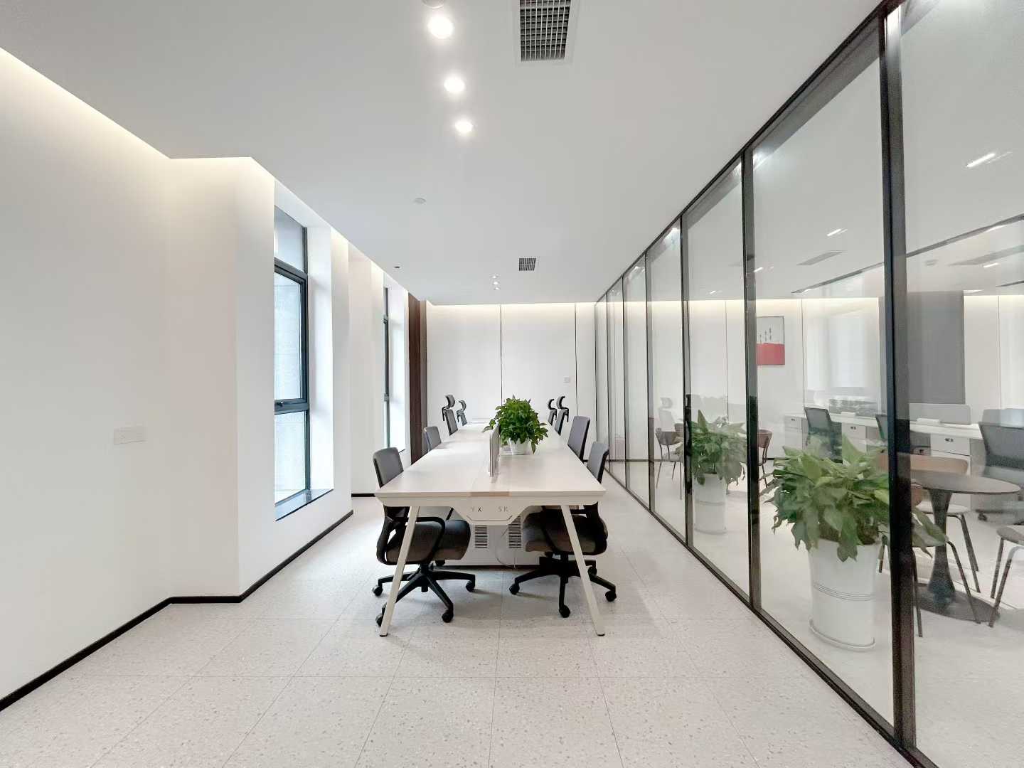 航兴国际楼栋天花板装修 332平 4隔间2储物29工位带前台 报价75元 价格可聊 写字楼出租