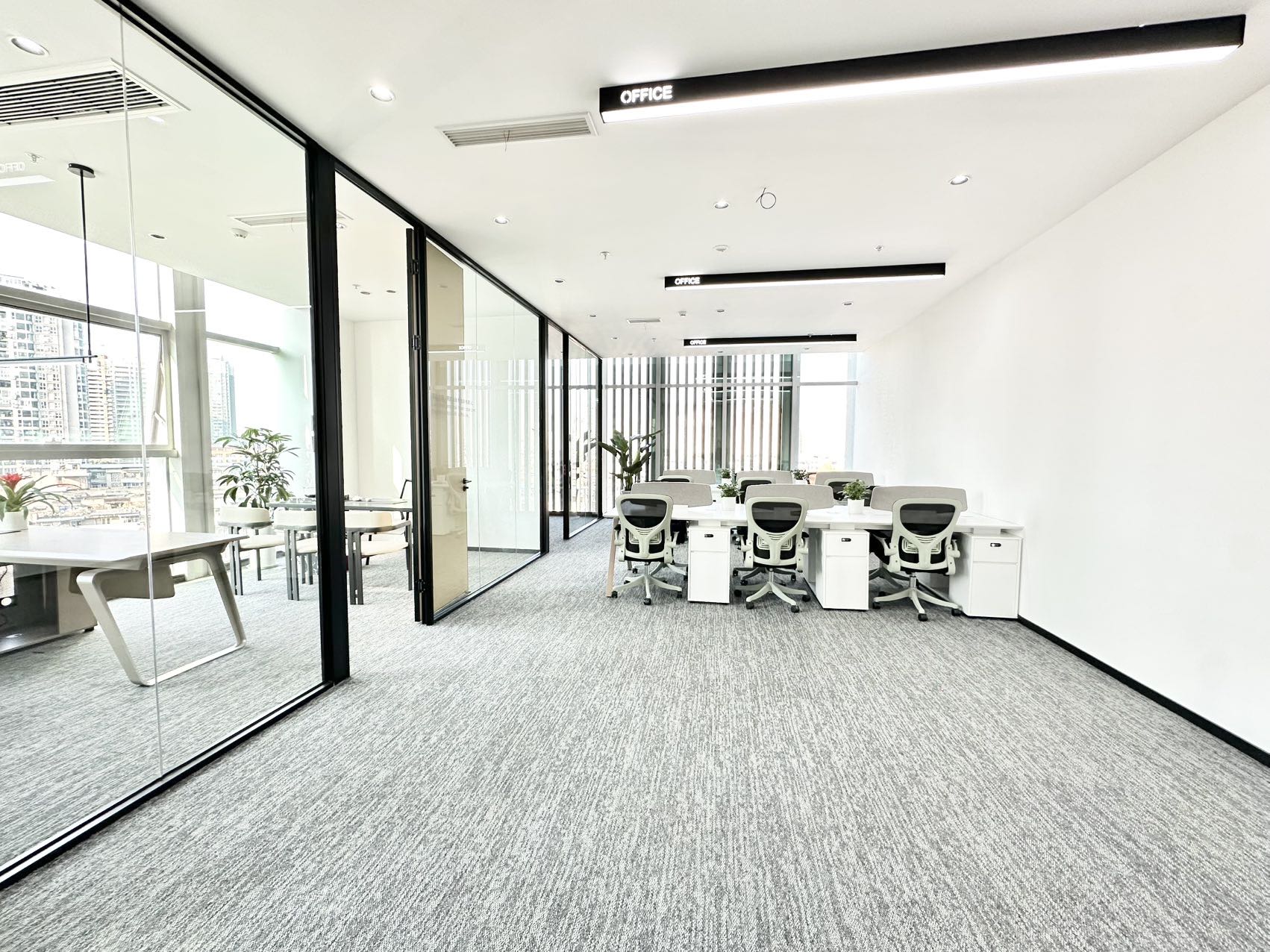 市中心17号线西大街站400米左右 195平 4隔间18工位户型方正 带共享配置 新见兴通锦中心办公室出租