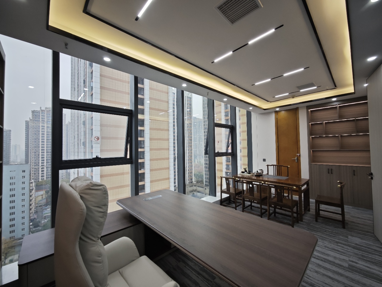 成华区建设路精装小面积 创业办事处首选 2隔间6-9工位 大老板间 视野巴适 带家具 钻石广场办公室出租