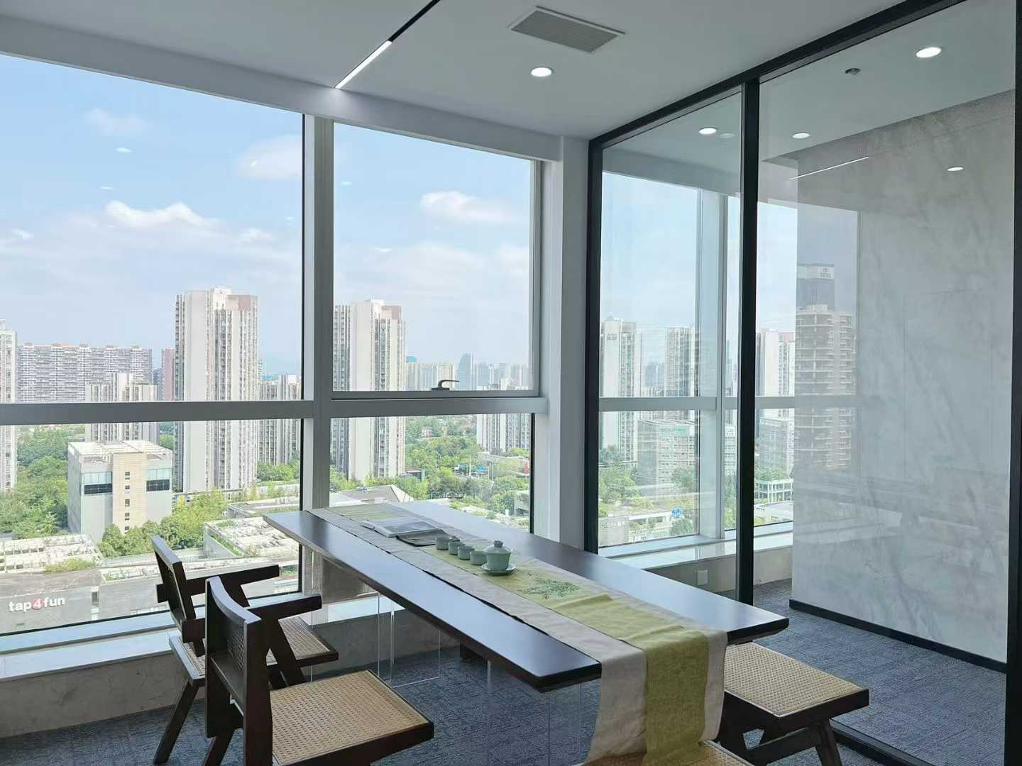 高新区天府三街地铁口 225平 3隔间14工位带独立卫生间 采光面大 24小时空调 希顿国际办公室出租